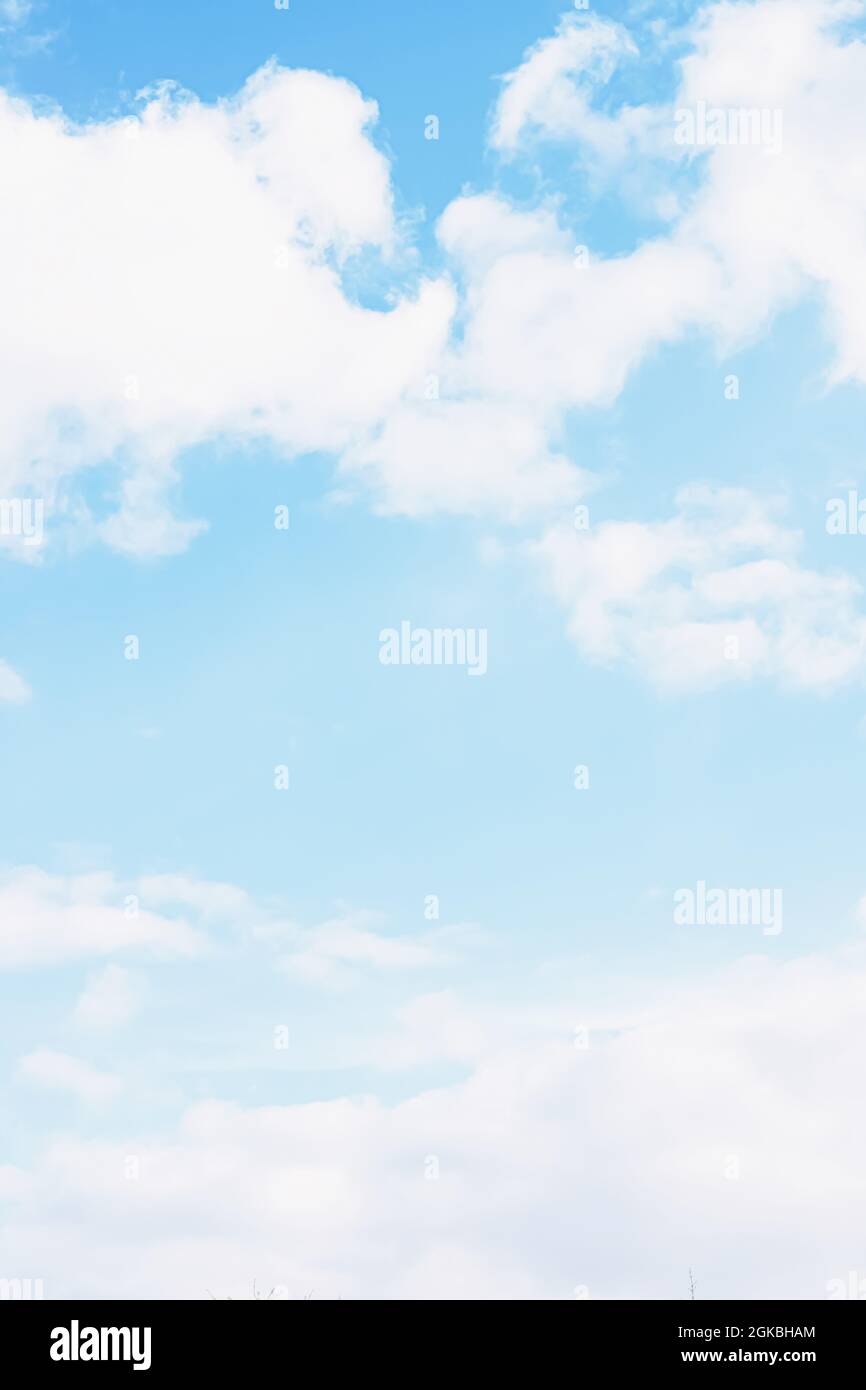 Blauer Himmel Hintergrund, weiße Wolken und helles Sonnenlicht Stockfoto