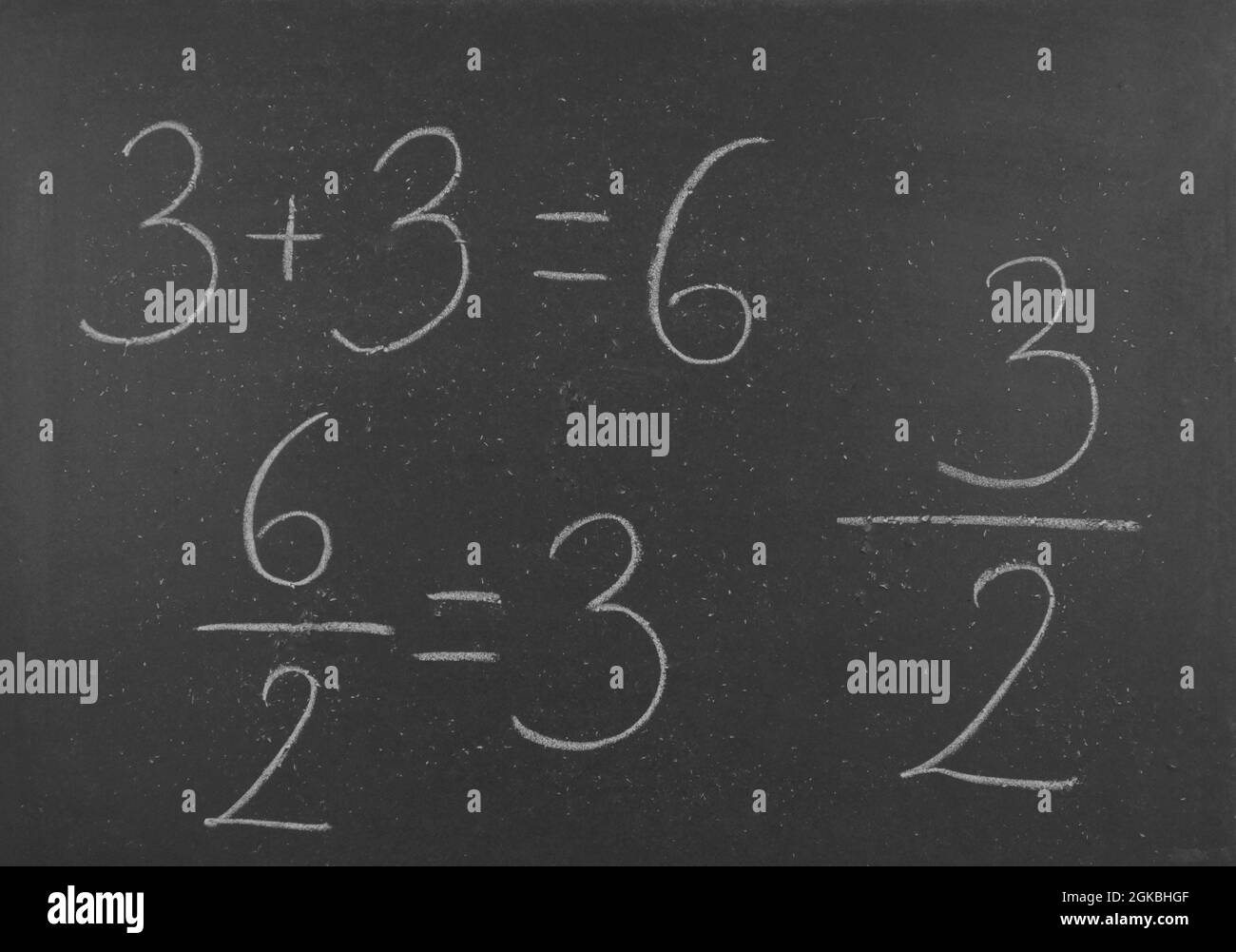 Multiplikation, Division und Addition von Zahlen in der Mathematik. Mathematische Aufgabe auf der Tafel geschrieben. Stockfoto