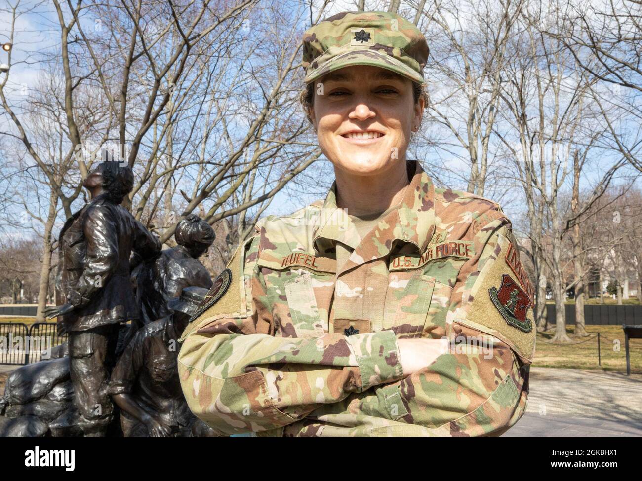 US Air Force LT. Col. Karolyn Teufel, Ärztin, 113. Medizinische Gruppe, District of Columbia Air National Guard, posiert vor dem Vietnam Women’s Memorial in Washington, D.C., 4. März 2021. Das Thema des Internationalen Frauentags 2021 lautet „Frauen in Führung: Eine gleichberechtigte Zukunft in einer COVID-19-Welt erreichen“. Der März ist der Monat der Geschichte der Frauen, eine staatlich anerkannte, landesweite Feier der lebenswichtigen Rolle der Frauen in der amerikanischen Geschichte. Stockfoto