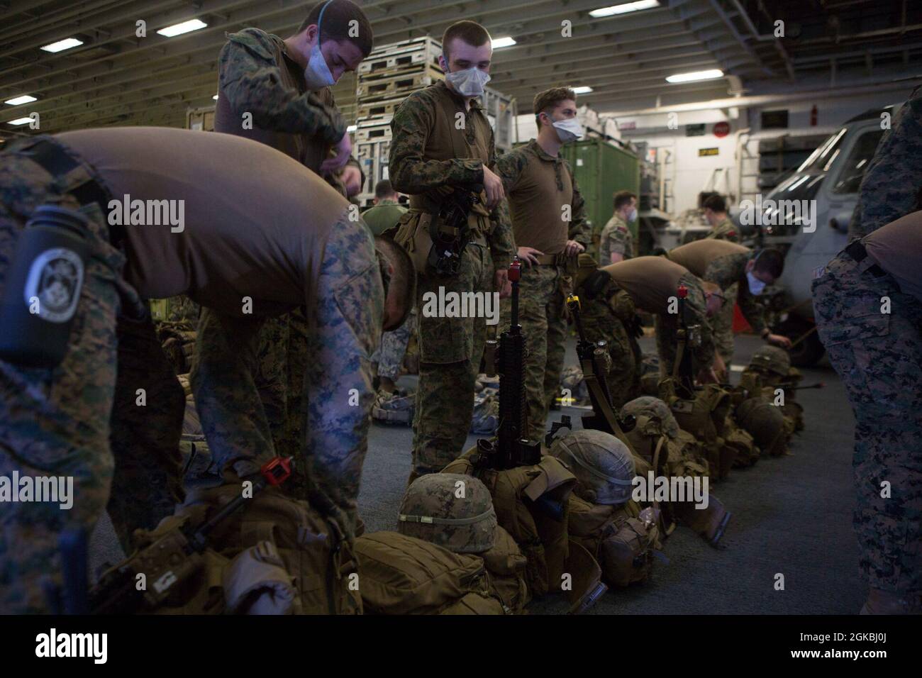 US-Marineinfanteristen und Segler mit der 24. Marine Expeditionary Unit bereiten sich während der Composite Unit Training Exercise (COMPTUEX) am 4. März 2021 auf eine Razzia an Bord der USS Iwo Jima vor. COMPTUEX ist eine einmonatige Trainingsveranstaltung, die die Fähigkeiten der MEU im Hinblick auf das gesamte Spektrum militärischer Operationen testen soll. Stockfoto