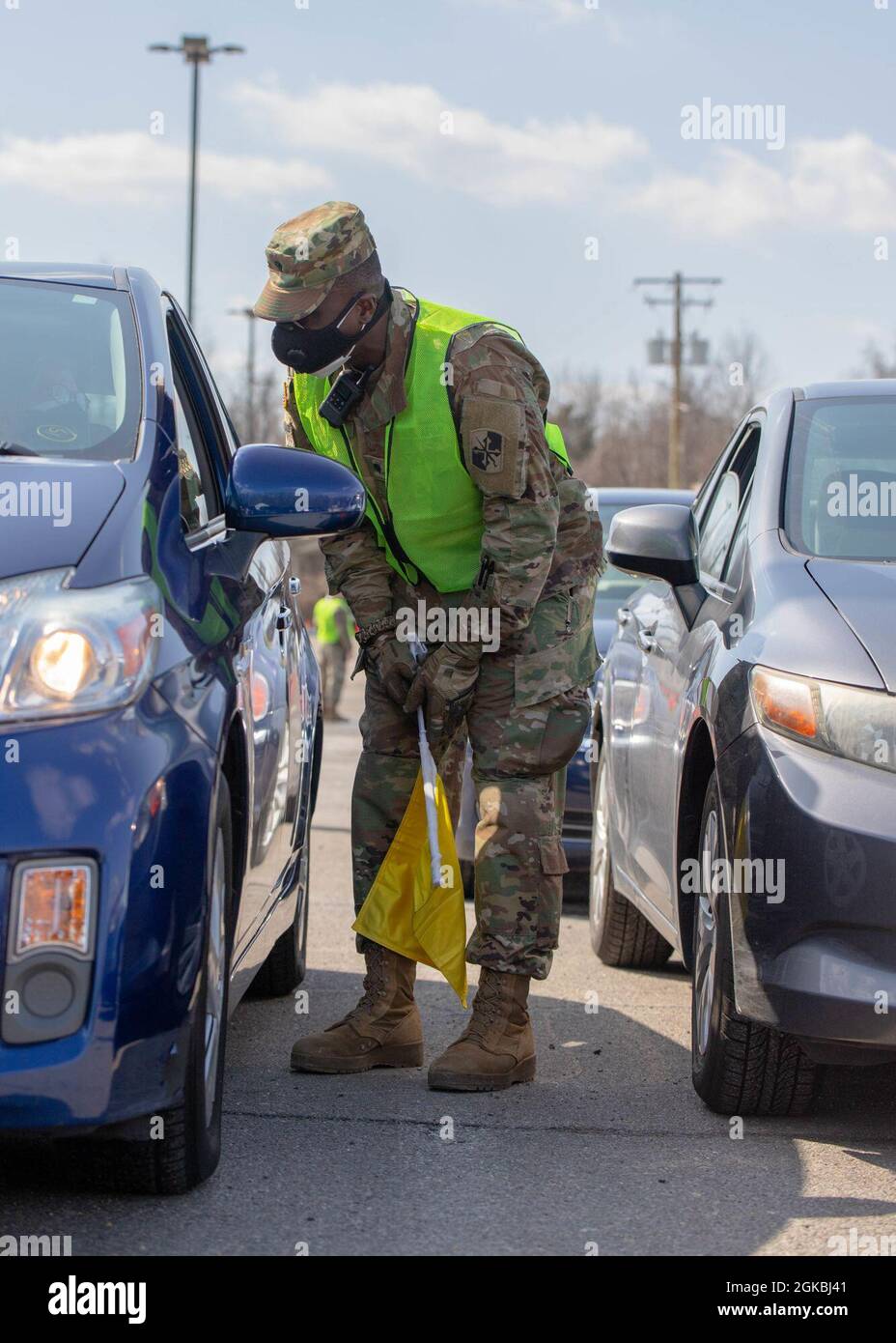 Maryland National Guard Damon Dallas, ein Verkehrsführer und Beobachter am Six Flags Mass Impfort, spricht mit einem Patienten, nachdem er den Impfstoff am 24. Februar 2021 in Bowie, Maryland, erhalten hat. Das MDNG wurde aktiviert, um die COVID-19-Reaktion von Maryland zu unterstützen, indem es den Gesundheitsbehörden des Landkreises direkte Unterstützung bei der Beschleunigung der Impfmaßnahmen und der COVID-19-Tests zur Verfügung stellt. Stockfoto