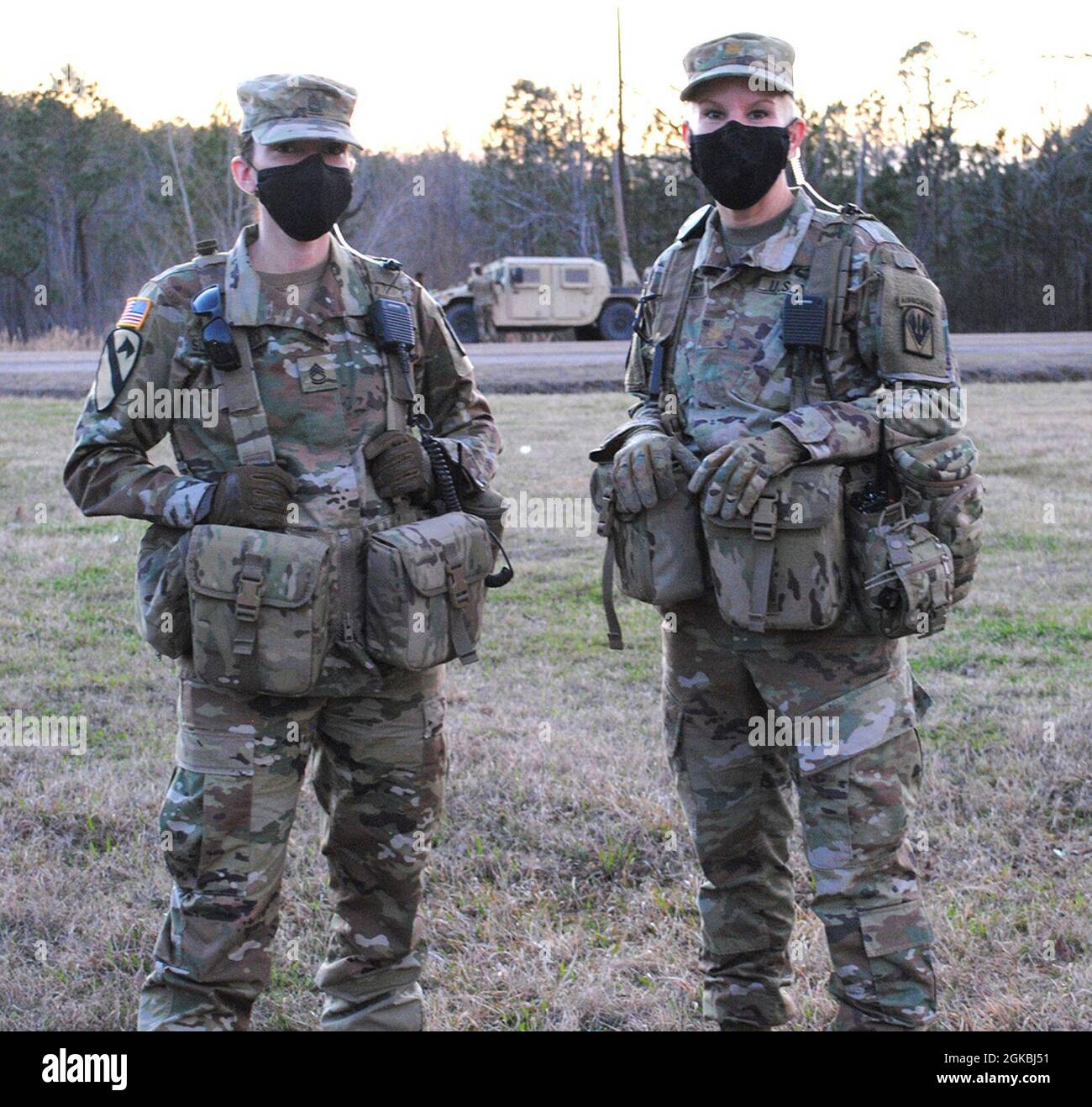 Sgt. 1. Klasse Kelly Slaughterbeck, (links) Observer, Coach/Trainer, Sachbearbeiter, nicht beauftragter Offizier, Und Maj. Kathy Denehy, Senior Operational Law OC/T , sind im Joint Readiness Training Center und Fort Polks Trainingsbereich, genannt The Box, abgebildet, während sie sich darauf vorbereiten, am 8. März ein Rotationsteam zu beraten, bevor die Ausbildung beginnt. Stockfoto