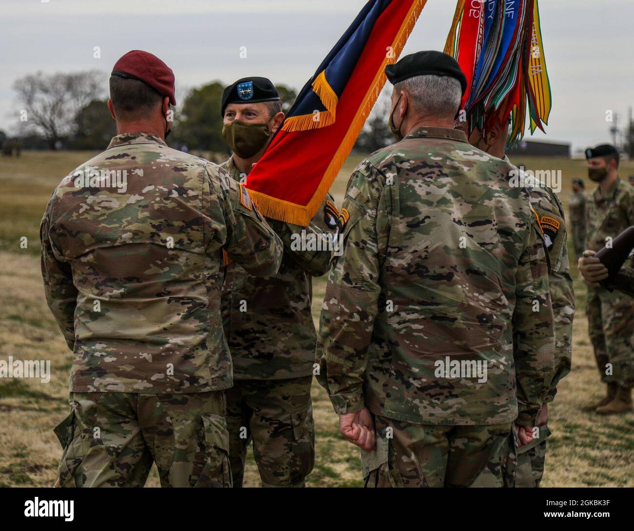 Maj. Gen. JP McGee, kommandierender General der 101. Airborne Division (Air Assault), erhält die Farben von LT. Gen. Michael „Erik“ Kurilla, Kommandeur des XVIII. Airborne Corps, während des Kommandowechsels der Division am 5. März 2021 auf dem Paradefeld der Division, Fort Campbell, Ky. Die Farben zu erhalten ist ein Zeichen dafür, dass die Position des Befehls und der Verantwortung für den Posten gewonnen wird. Stockfoto