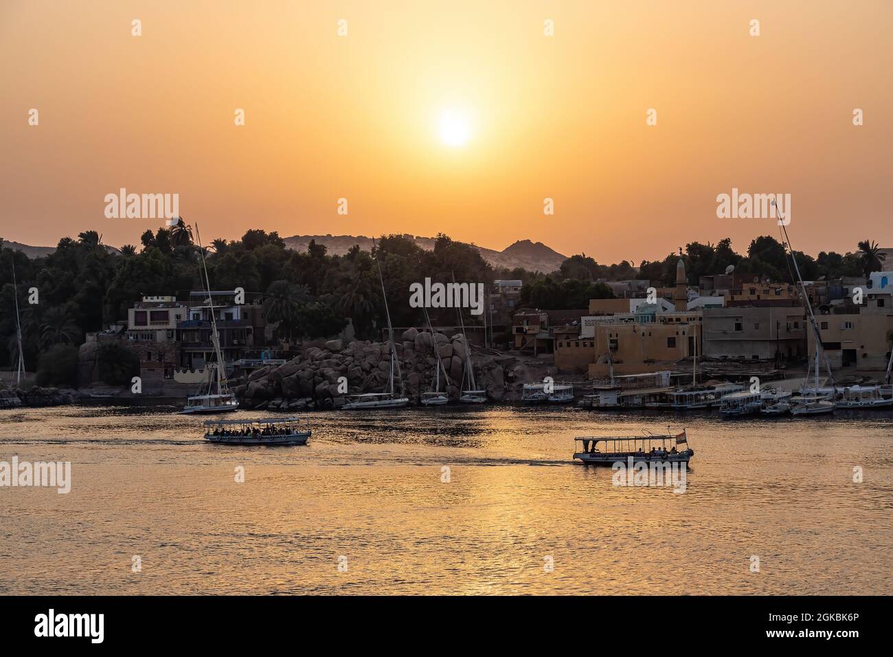 Blick auf einen wunderschönen orangefarbenen Sonnenuntergang in Assuan, Ägypten Stockfoto