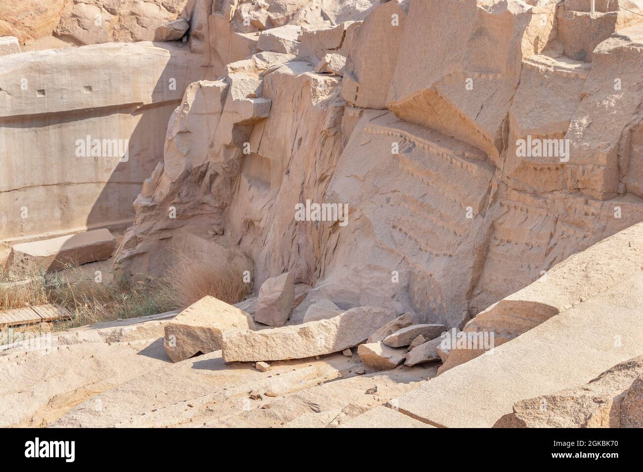Rosafarbener Granitbruch, der im alten Ägypten für die Obelisk-Schnitzerei in der Stadt Assuan, Ägypten, verwendet wurde Stockfoto
