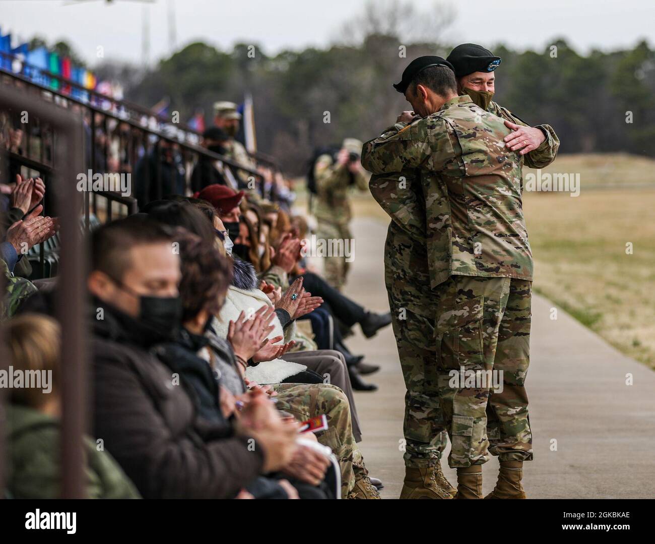 Maj. Gen. JP McGee, kommandierender General der 101. Airborne Division (Air Assault), umarmt Maj. Gen. Brian Winski, ausfahrender Kommandant der 101. Airborne Division (Air Assault), während des Kommandowechsels der Division am 5. März 2021 auf dem Paradefeld der Division, Fort Campbell, Ky. Stockfoto