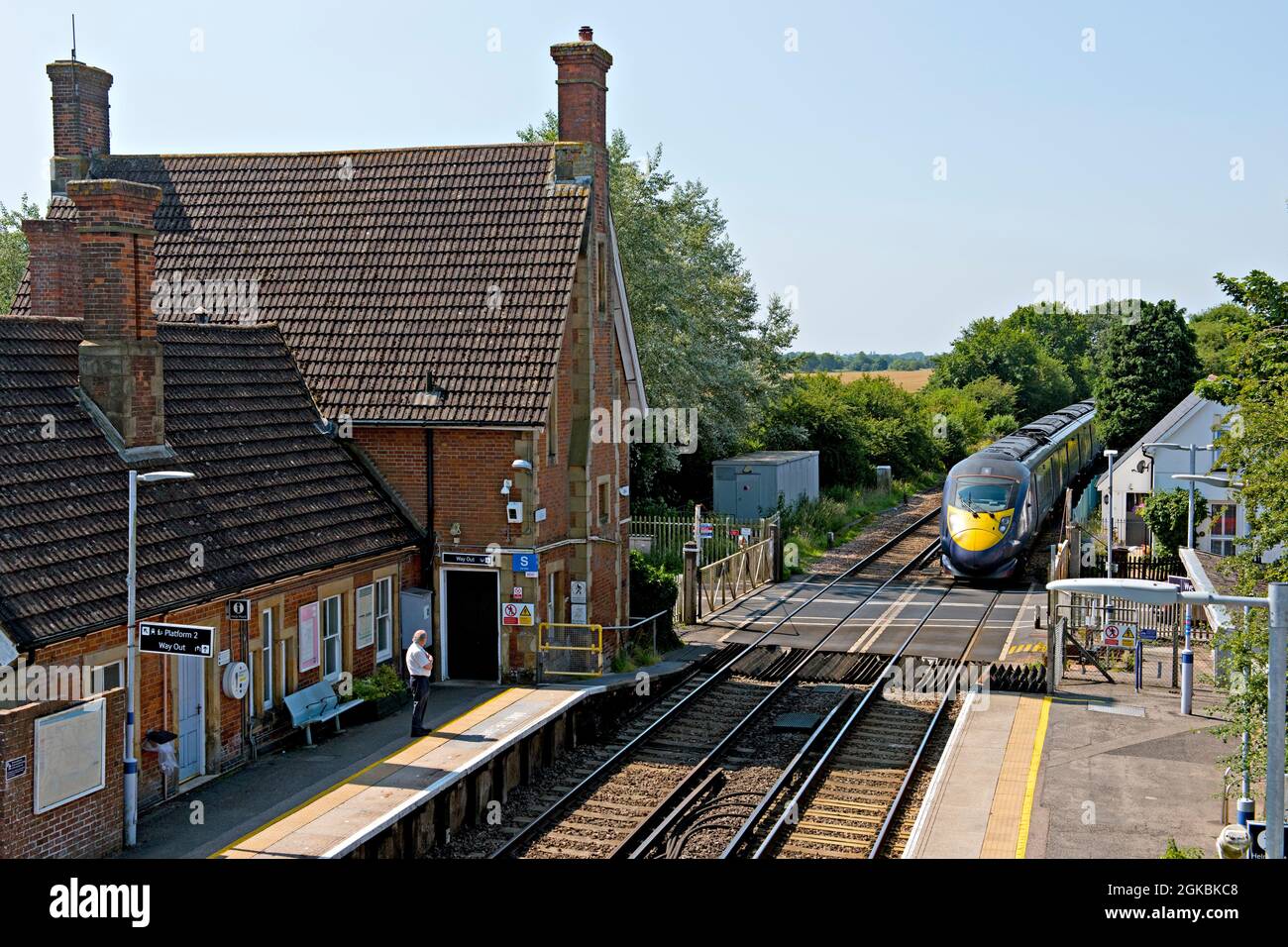 British Rail Class 395 'Javelin'-Zug nähert sich dem manuell betriebenen Bahnübergang am Bahnhof Wye in Kent, Großbritannien Stockfoto