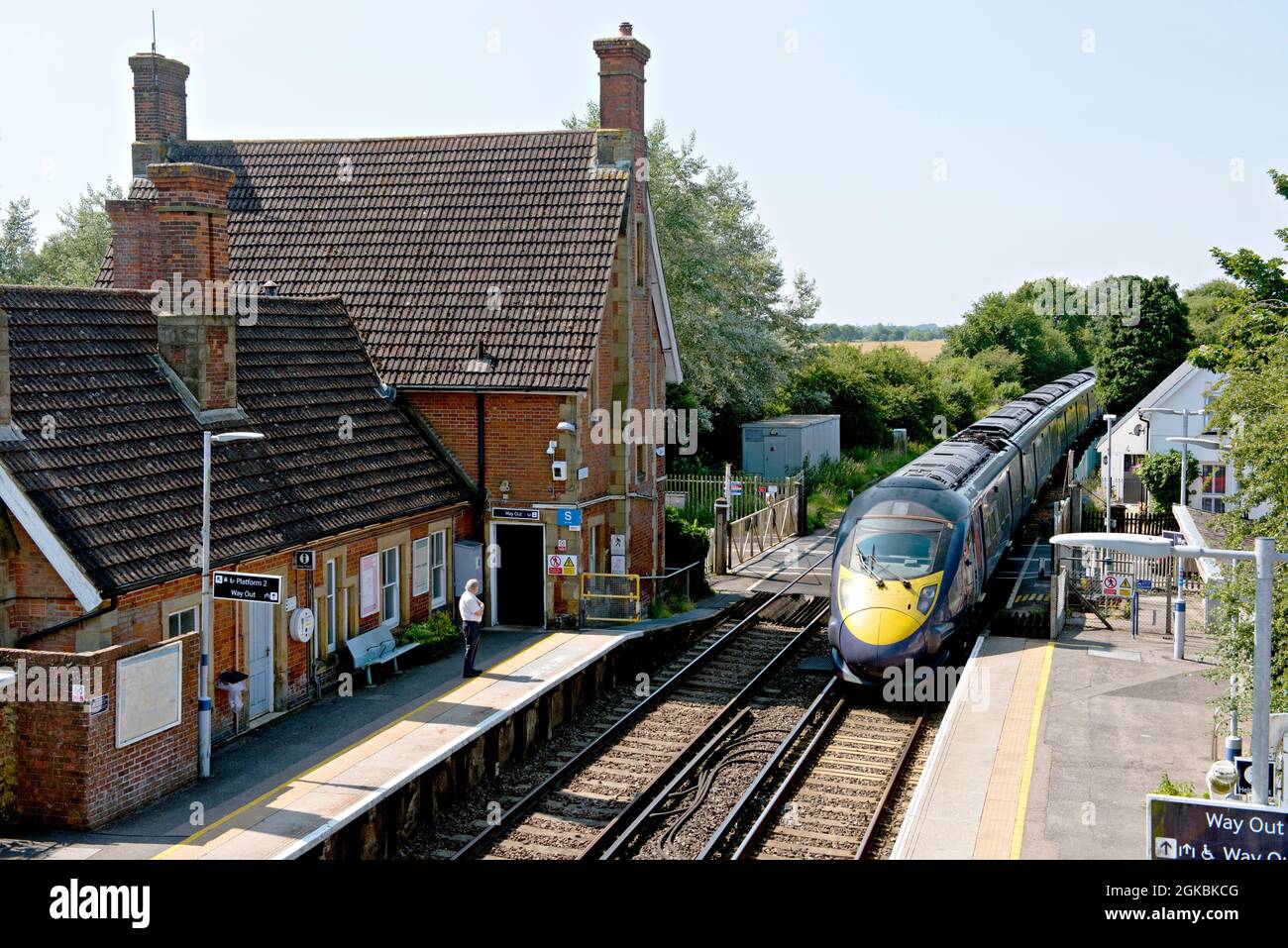 Britische Bahnklasse 395 „Javelin“, die am Bahnsteig am Bahnhof Wye in Kent, Großbritannien, vorbeifährt Stockfoto