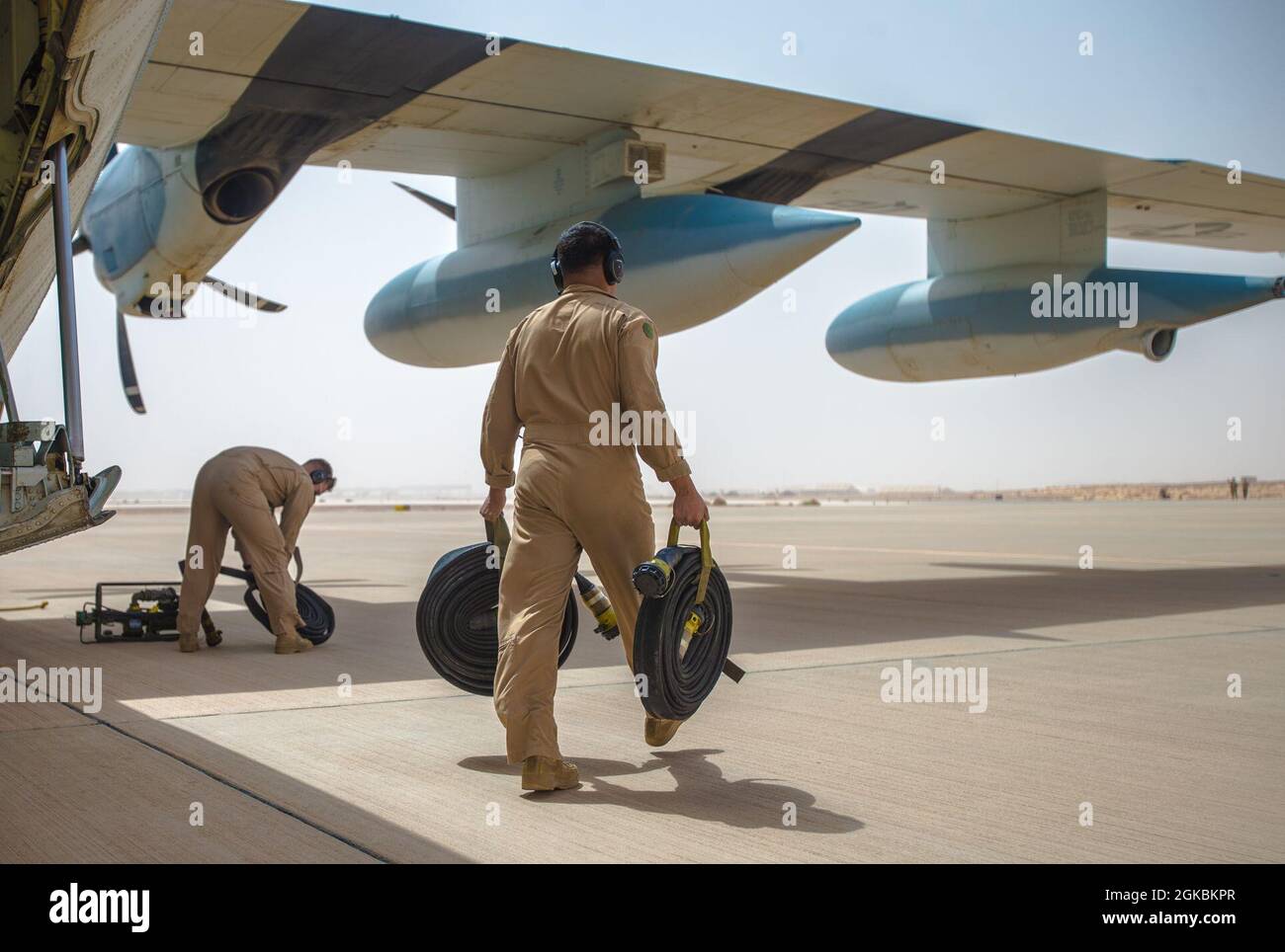 US-Marineinfanteristen mit Marine Aerial Refueller Transport Squadron 352 (VMGR-352), die der Special Purpose Marine Air-Ground Task Force – Crisis Response – Central Command (SPMAKTF-CR-CC) zugewiesen sind, entladen Kraftstoffschläuche an einem Aufrüst- und Betankungspunkt auf der Prince Sultan Air Base, Königreich Saudi-Arabien, 5. März 2021. Die SPMAGTF-CR-CC ist eine Krisenreaktionskraft, die bereit ist, eine Vielzahl von Fähigkeiten in der gesamten Region einzusetzen. Stockfoto