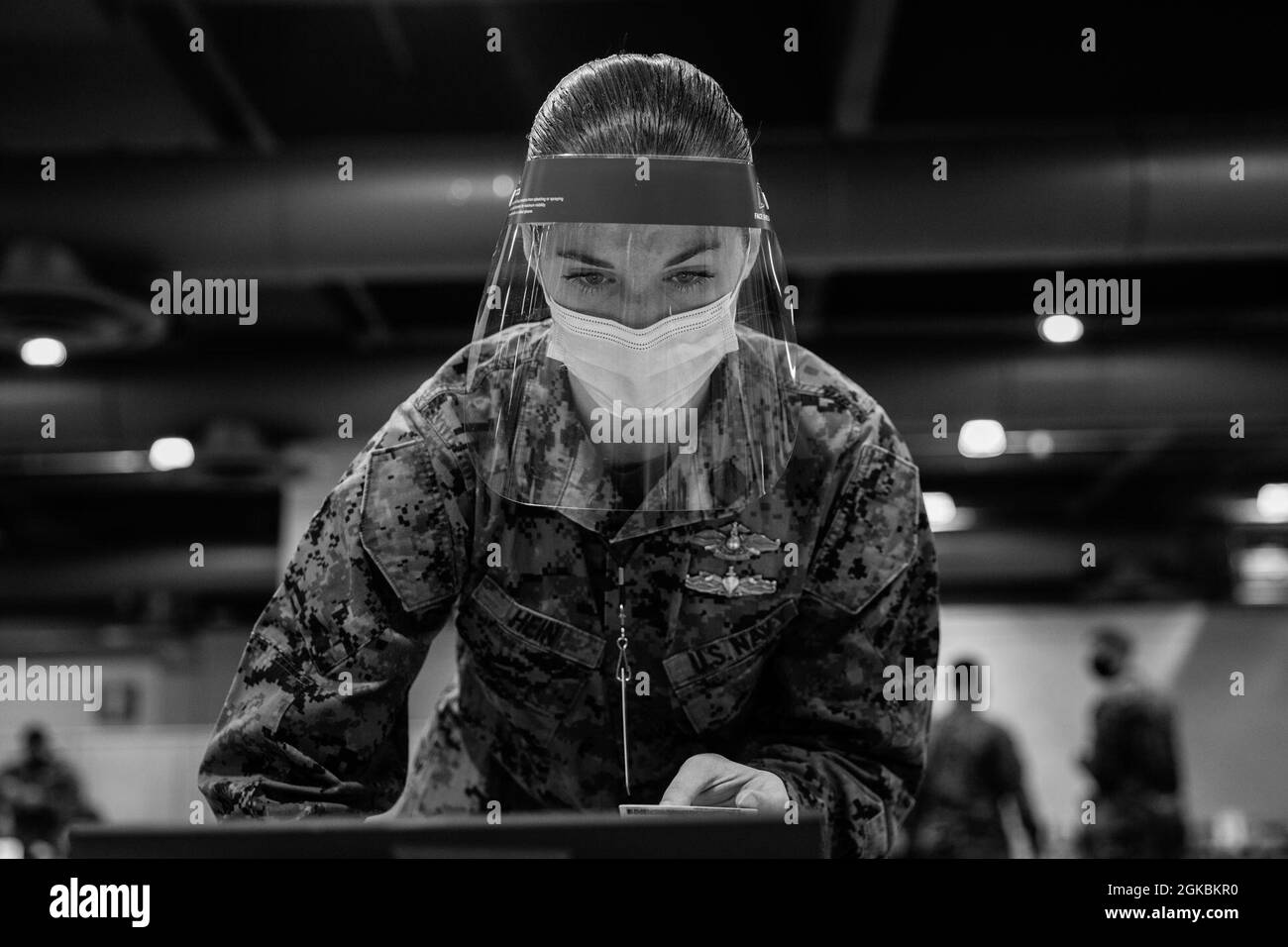 Die US Navy Hospital Corpsman 2nd Class Aubreit Hein, gebürtig aus Edwardsville, Illinois, mit Combat Logistics Battalion 22 (CLB-22), meldet am 5. März 2021 ein örtliches Mitglied der Gemeinde von Philadelphia für einen COVID-19-Impfstoff beim staatlich unterstützten Center City Community Impf Center im Pennsylvania Convention Center in Philadelphia an. Marineinfanteristen und Seeleute mit CLB-22 aus Camp Lejeune, North Carolina, werden zur Unterstützung der Impfeinsätze des Verteidigungsministeriums eingesetzt. Das U.S. Northern Command setzt sich durch die U.S. Army North weiterhin dafür ein, Stockfoto