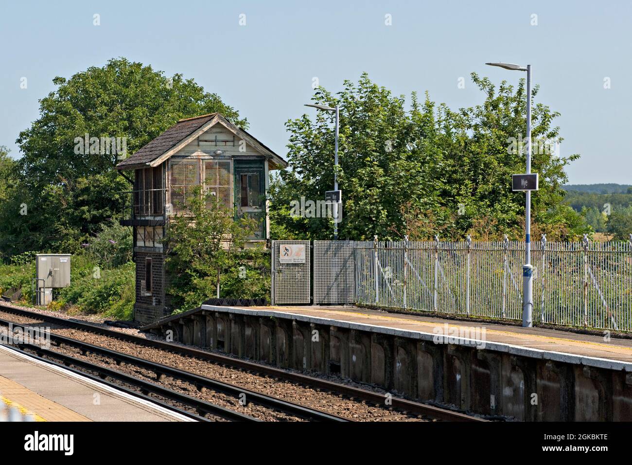 Wye Signalbox, entworfen von Saxby und Farmer, 2003 geschlossen und außer Betrieb, am Ende der Plattform, Wye Railway Station, Kent, Großbritannien Stockfoto