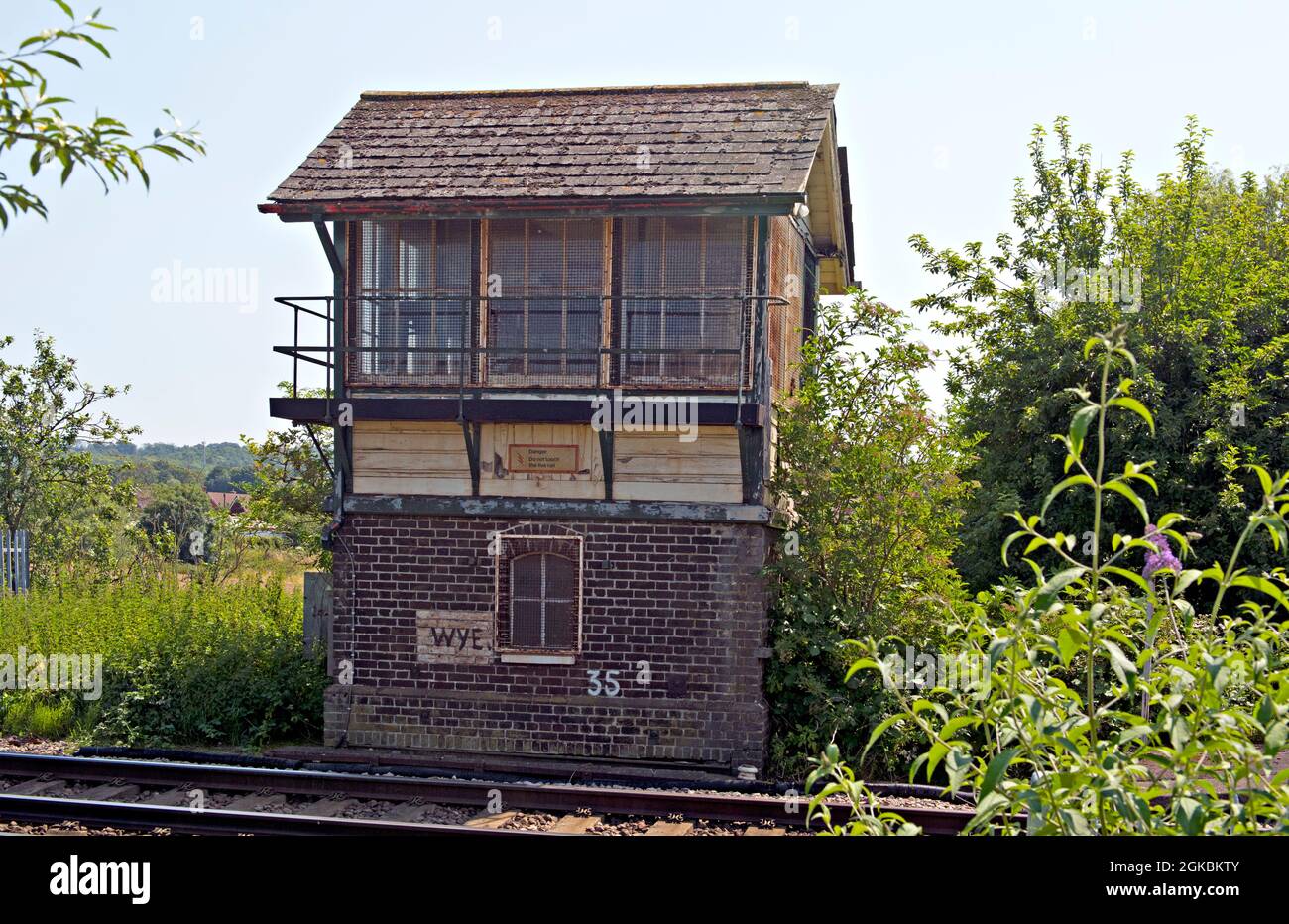 Wye Signalbox, entworfen von Saxby und Farmer, 2003 geschlossen und außer Betrieb, am Ende der Plattform, Wye Railway Station, Kent, Großbritannien Stockfoto