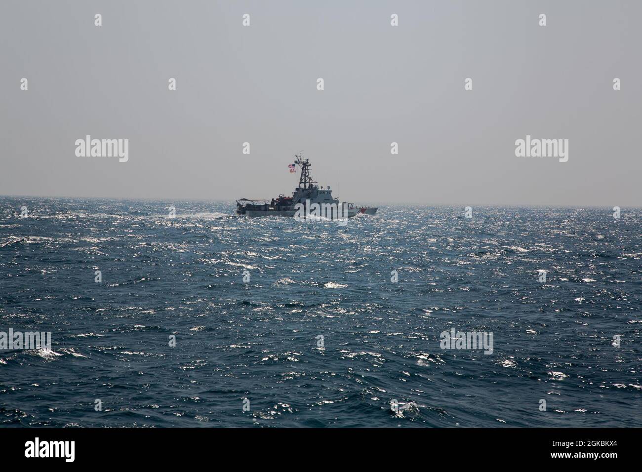 210305-A-MU580-1044 (März 5, 2021) – Küstenwache Patrouillenboot USCGC Monomoy (WPB 1326) durchfährt den Arabischen Golf, März 5. Die Monomoy wird im Einsatzgebiet der 5. US-Flotte eingesetzt, um Marineinteraktionen zu unterstützen, um die maritime Stabilität und Sicherheit in der Zentralregion zu gewährleisten und das Mittelmeer und den Pazifik durch den westlichen Indischen Ozean und drei strategische Engpässe zu verbinden. Stockfoto