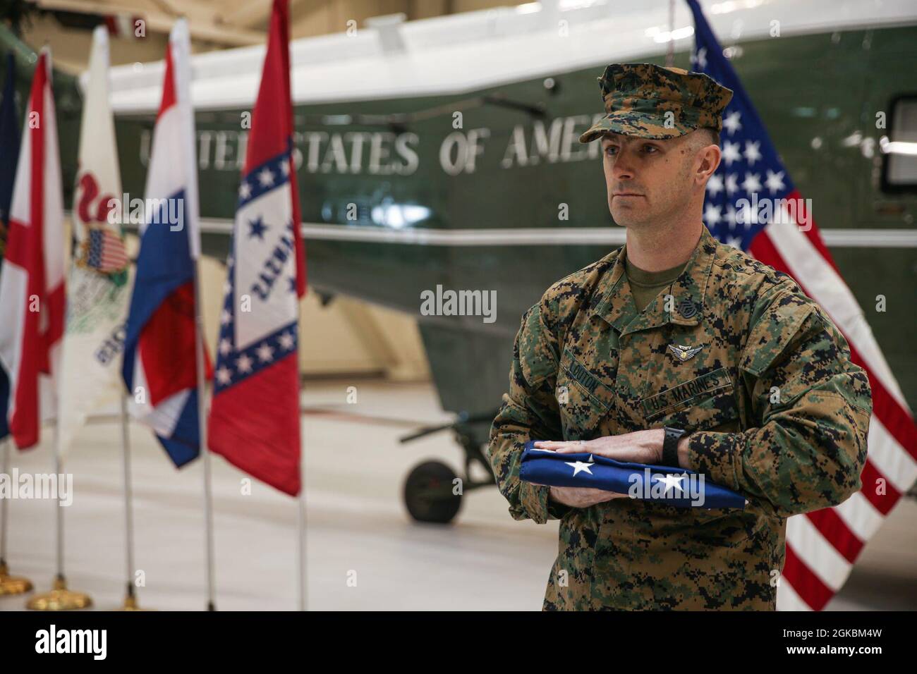 US Marine Corps Gunnery Sgt. Corey B. Louton, Leiter des Verbindungsbüros des Weißen Hauses, erhält „Old Glory“ beim Marine Helicopter Squadron One (HMX-1), Quantico, VA., 5. März 2021. Louton zog sich nach 20 treuen Jahren im U.S. Marine Corps zurück. Stockfoto