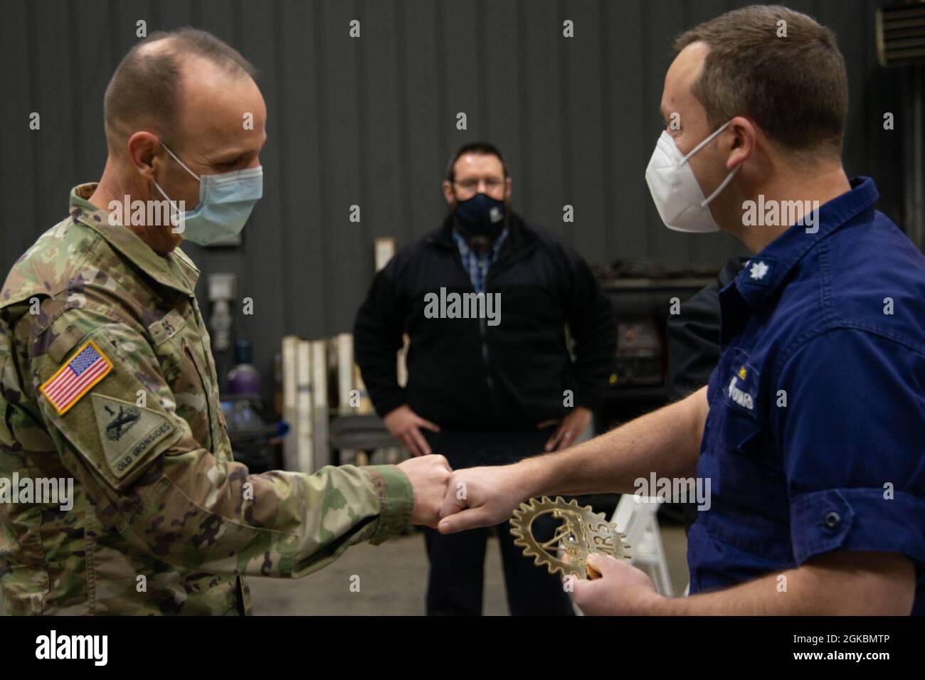 Col. Jason Evers, Kommandant des U.S. Army Corps of Engineers Huntington District, würdigt Cmdr. Paul Mangini, Kommandant der Marine Safety Unit der US-Küstenwache, Huntington, während einer Zeremonie zur Feier des Inspektionszertifikats an den MV Kenneth Eddy in der Marietta Repair Station in Marietta, Ohio. Stockfoto