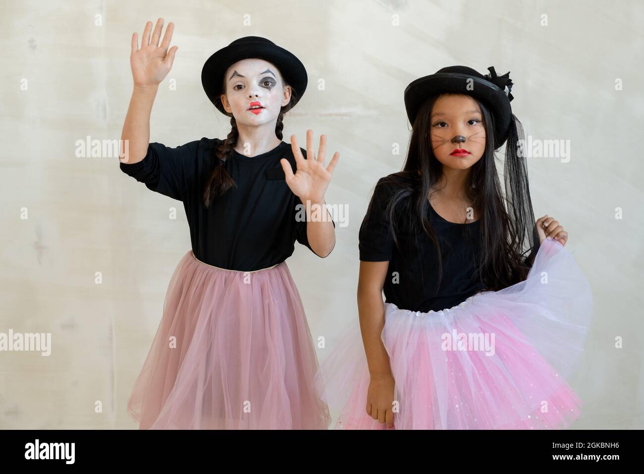 Zwei niedliche Mädchen mit halloween Make-up, die vor der Kamera eine Pantomime durchführen Stockfoto
