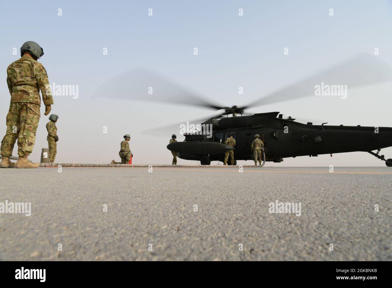 LUFTWAFFENSTÜTZPUNKT PRINCE SULTAN, KÖNIGREICH SAUDI-ARABIEN – die Luftwaffe des 378. Expeditionary Logistics Readiness Squadron führte am 5. März 2021 auf dem Luftwaffenstützpunkt Prince Sultan, Königreich Saudi-Arabien, eine Aufbetankstelle für einen Javelin UH-60 Blackhawk Hubschrauber der Army Task Force durch. Die FARP wurde mit Air Force Fuels Operational Readiness Equipment durchgeführt, das von Airmen betrieben wurde, die für die Durchführung einer FARP auf einem Army Blackhawk zertifiziert wurden. Ein FARP ermöglicht es TF-Javelins Medivac-Hubschraubern, dreimal schneller zu ihren manchmal lebensrettenden Missionen zurückzukehren, als es normalerweise mit einem Stand nehmen würde Stockfoto