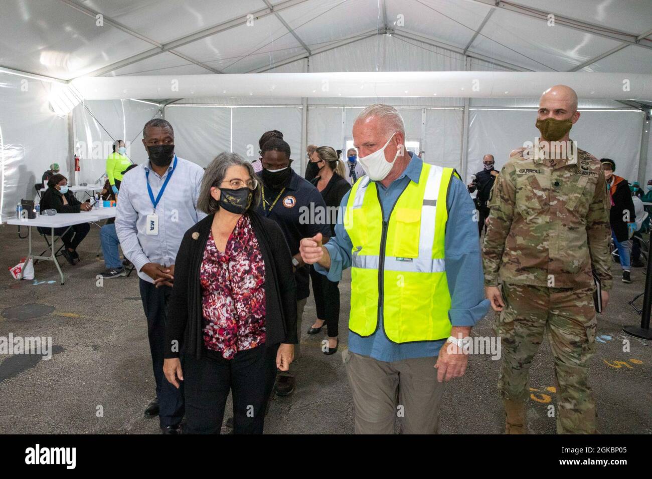 Charlie McDermott, Mitte rechts, der Florida Department of Emergency Management Officer, führt Daniella Levine Cava, Mitte links, die Bürgermeisterin von Miami-Dade County, zusammen mit Oberstleutnant der US-Armee, Oberstleutnant Buck Carroll, rechts, auf einer Tour durch das staatlich geführte und staatlich unterstützte Community Vaccine Center in Miami. Kommandant der 5-4 Combat Aviation Brigade und des Miami Impfsupportteams 5. März 2021. Das U.S. Northern Command setzt sich über die U.S. Army North weiterhin dafür ein, die Federal Emergency Management Agency als Teil der gesamten Regierung weiterhin flexibel und flexibel zu unterstützen Stockfoto