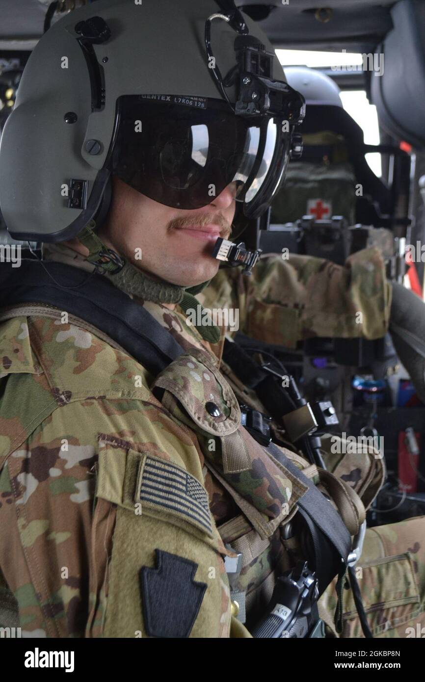 US Army Sgt. Matthew Patterson, UH-60 Crewchef bei Alpha Company, 1-137. Assault Helicopter Bataillon, 28. Expeditionary Combat Aviation Brigade, trat ursprünglich dem Militär bei, um die Luftfahrt der Armee zu erleben und dabei zu helfen, für die Schule zu bezahlen. Sein größter Einfluss ist sein Onkel Sam, der, wie er sagt, „der beste Mechaniker und einer der großartigsten Menschen war, die jeder kennen lernen konnte“. Pattersons bisher beliebteste Einsatzerfahrung war das Fliegen in Saudi-Arabien und das Waten in den Arabischen Golf. Als er nach Hause kommt, plant er, ein Haus zu kaufen. Er singt und spielt gerne Klavier, hat aber eine Leidenschaft für m Stockfoto