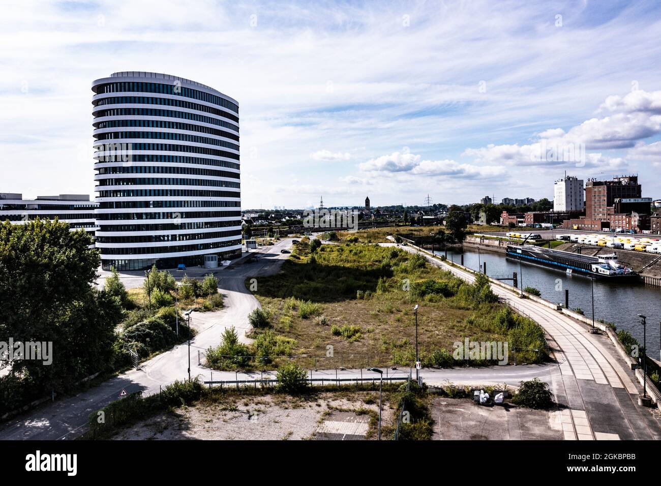 Medienhafen in Düsseldorf mit dem Rhein. Stockfoto