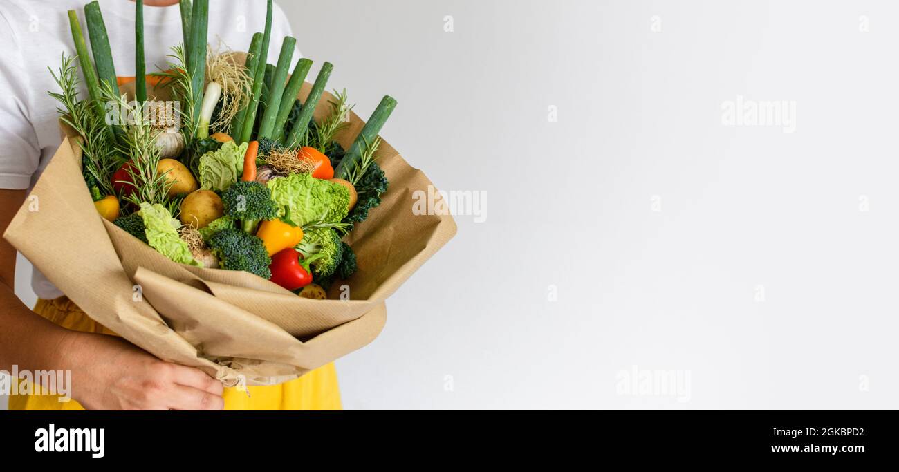 Nahaufnahme einer Frau mit einem Bouquet aus Bio-Gemüse aus eigenem Anbau. Stockfoto