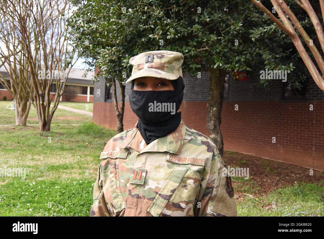 Die US Air Force Capt. Kenisha Walls, ein Mitarbeiter des 145. Luftwaffenflügels, hält an, um auf der North Carolina Air National Guard Base, Charlotte Douglas International Airport, am 6. März 2021, über neue religiöse Unterkünfte und die neuen Haarbestimmungen zu diskutieren. Ab dem 2021. Februar dürfen Air Force-Weibchen ein oder zwei Zöpfe oder einen Pferdeschwanz tragen, der die Länge ihrer Achselinnennaht nicht überschreitet. Sie können auch Pony haben, die ihre Augenbrauen berühren. Stockfoto