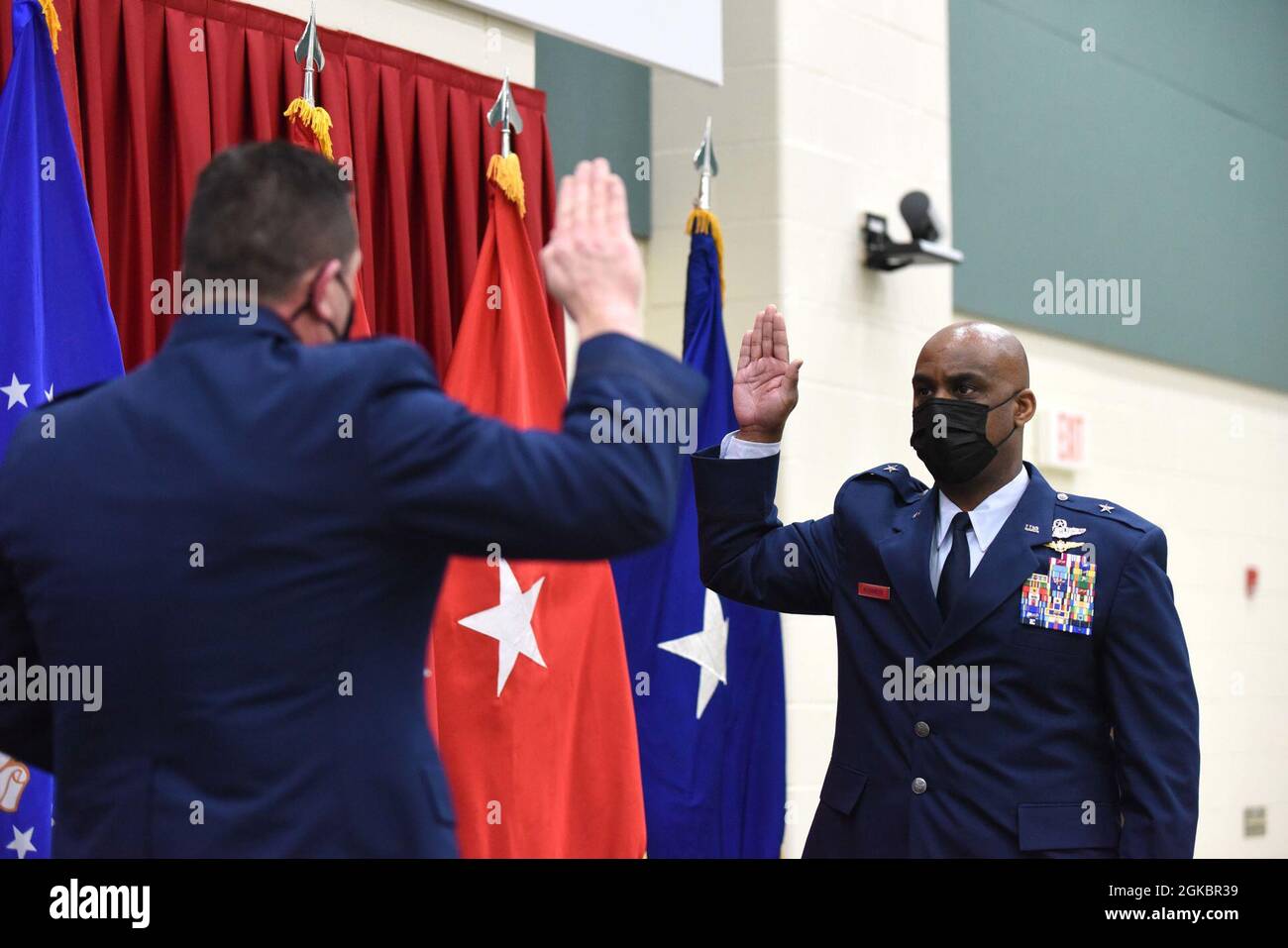 US Air Force Brig. General Jeffery R. Alexander, (rechts), Hauptquartier der Joint Forces, Michigan Air National Guard bekräftigt den Amtseid der US Air Force Brig. General Bryan J. Teff, stellvertretender Adjutant General-Air, Michigan Air National Guard, Lansing, Michigan, 6. März 2021. Alexander rezitierte den Amtseid, nachdem er zum Brigadier General befördert worden war. Stockfoto