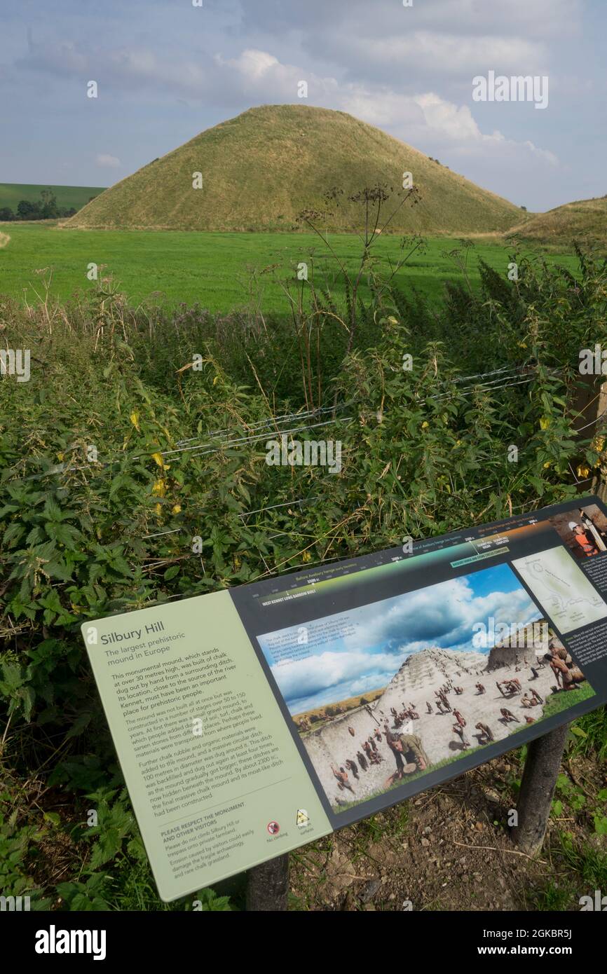 Blick auf den alten Hügel von Silbury Hill und das prähistorische Kulturerbe in der Nähe von Avebury, Wiltshire, England, Großbritannien Stockfoto