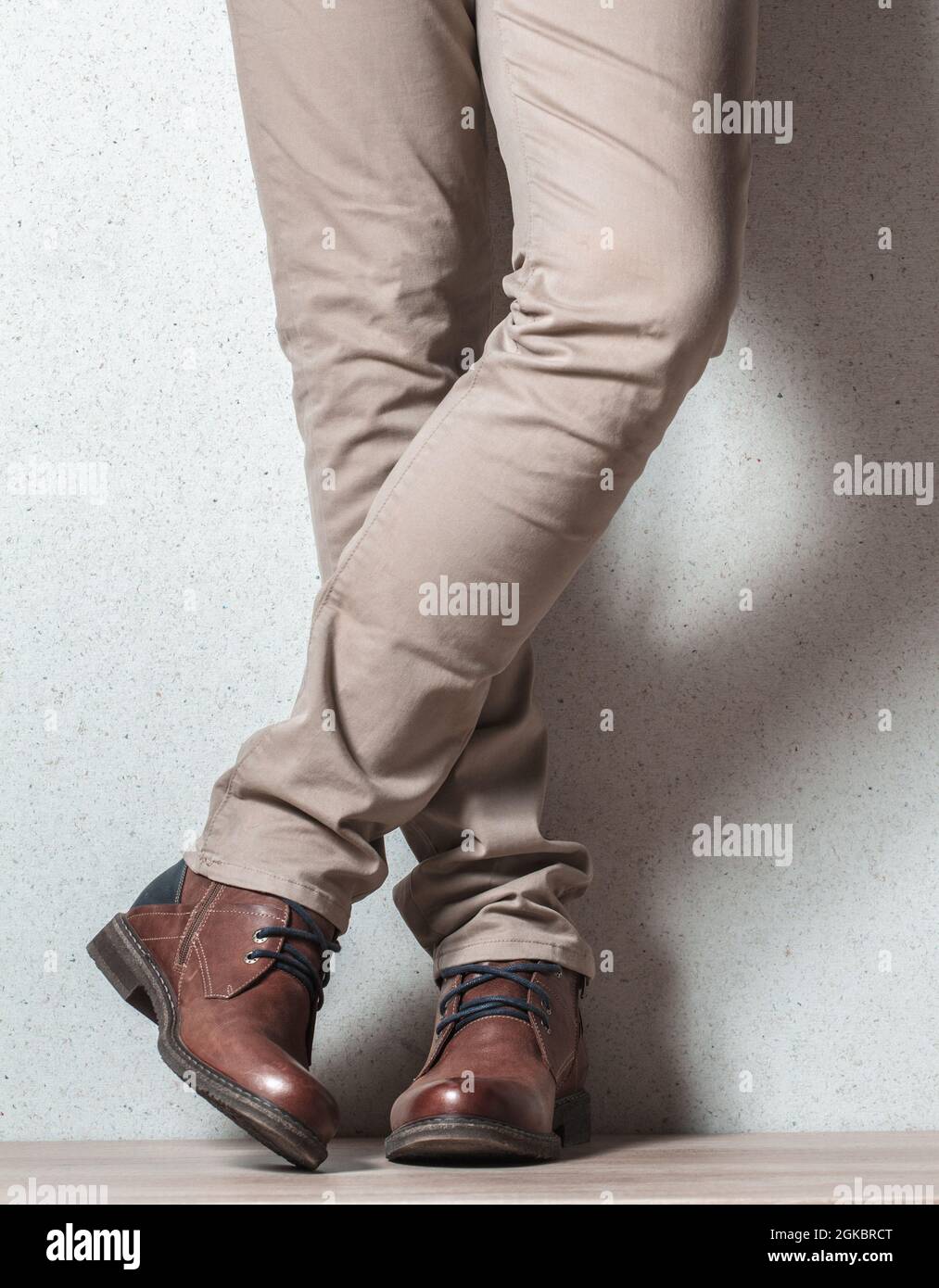 Herrenbeine und Schuhe auf einem Holzboden Stockfoto