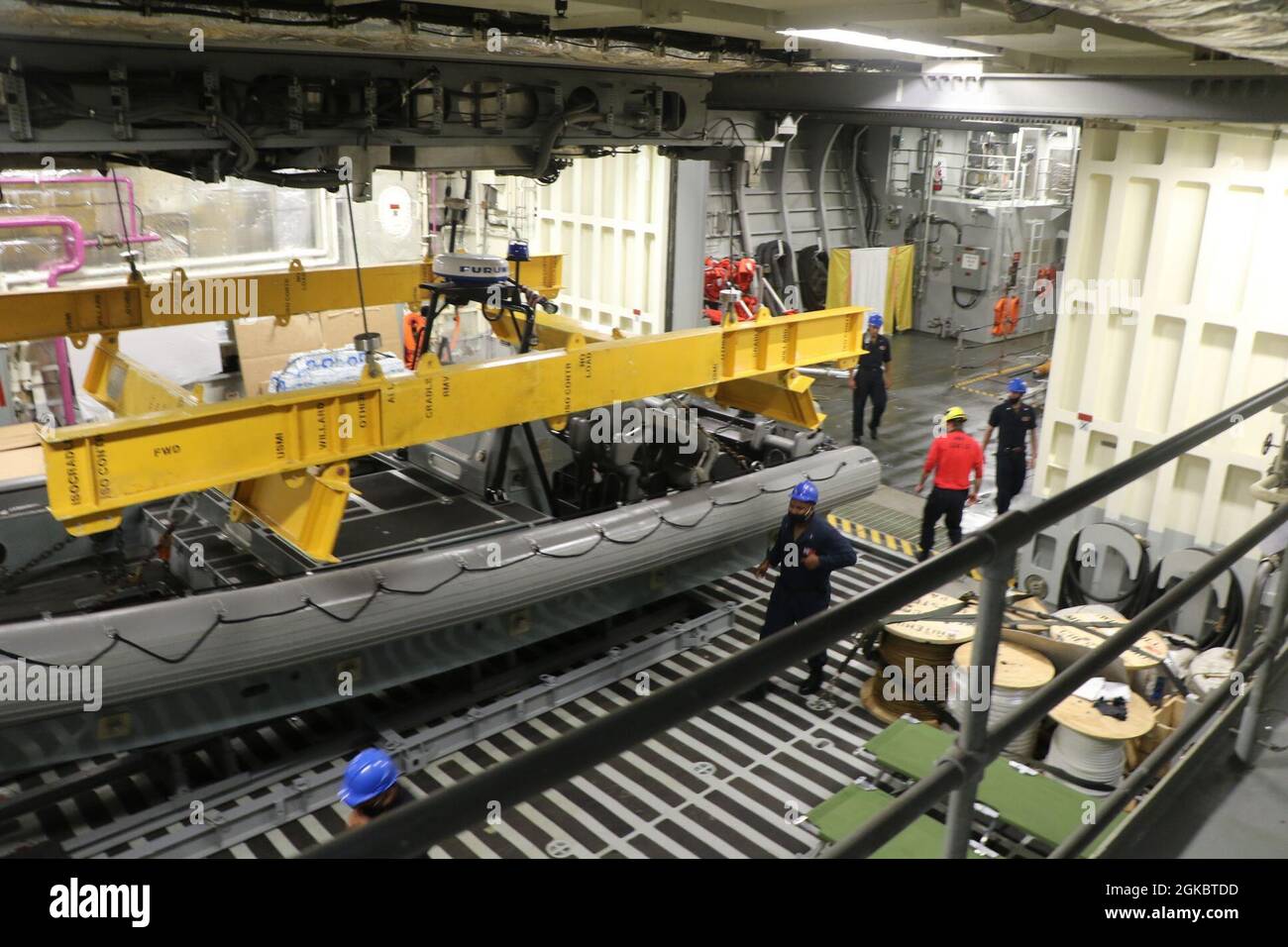 210306-N-N3764-0002 KARIBISCHE SEE (6. März 2021) Seeleute, die an das Littoral Combat Ship USS Wichita (LCS 13) der Freedom-Variant angeschlossen sind, bereiten ein 11 m langes, aufblasbares Boot (RHIB) in der Waterborne Mission Zone vor, bevor sie Kleinbootoperationen am 6. März 2021 durchführen. Wichita wird im Einsatzgebiet der 4. US-Flotte eingesetzt, um die Mission der Joint InterAgency Task Force South zu unterstützen, die die Bekämpfung des illegalen Drogenhandels in der Karibik und im östlichen Pazifik umfasst. Stockfoto