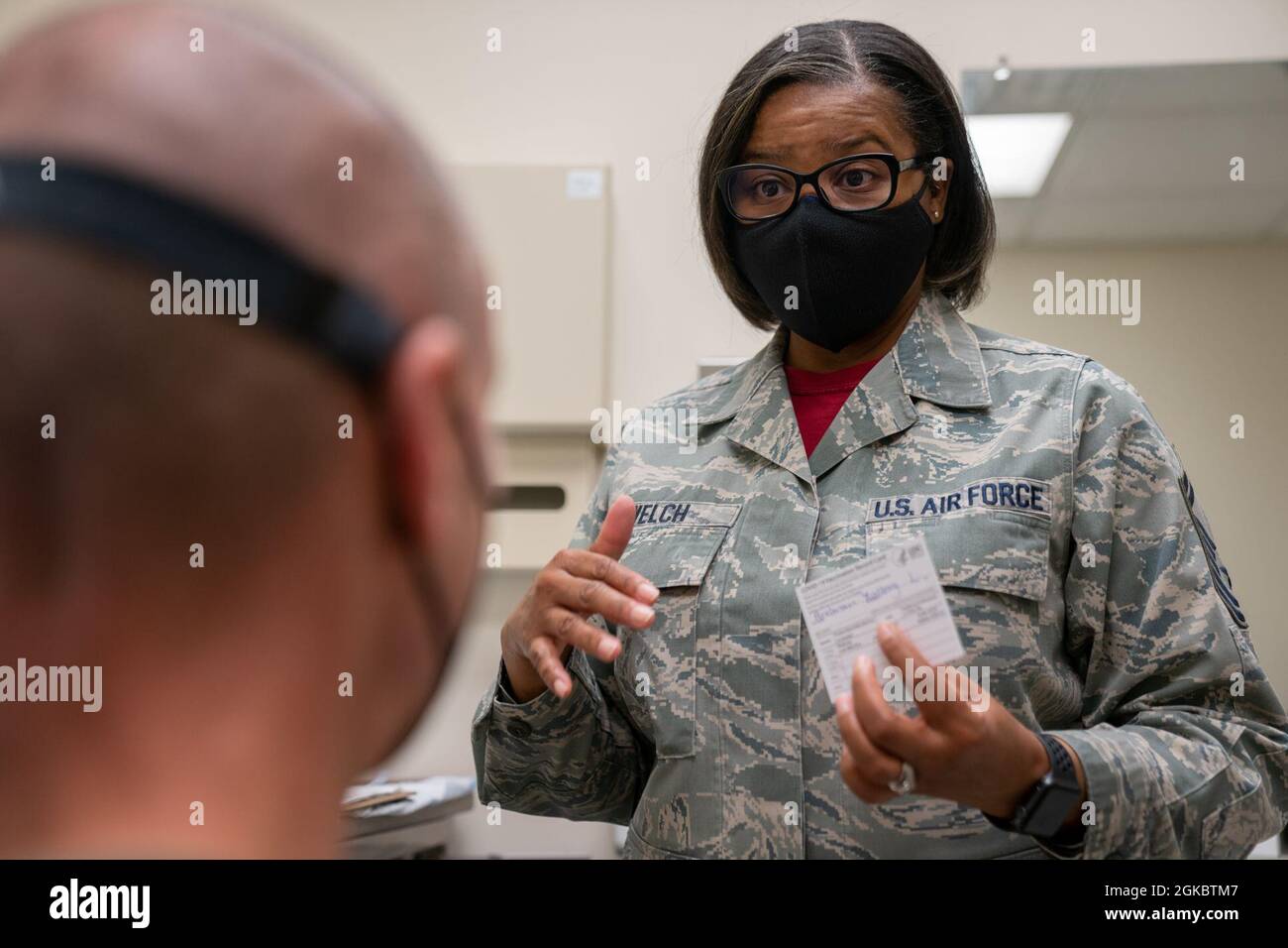 Senior Master Sgt. Nolisa Welch, 413. Aeromedical Staging Squadron, diskutiert auf der Robins Air Force Base, Georgia, die Impfkarte COVID-19 mit Maj. Zachary Anderson, Leiterin der Abteilung Resources and Readiness des Air Force Reserve Command, am 6. März 2021. Die Impfkarte hilft, die Impfstoffe einer Person zu verfolgen und liefert bei Bedarf einen Nachweis über eine Immunisierung. Stockfoto