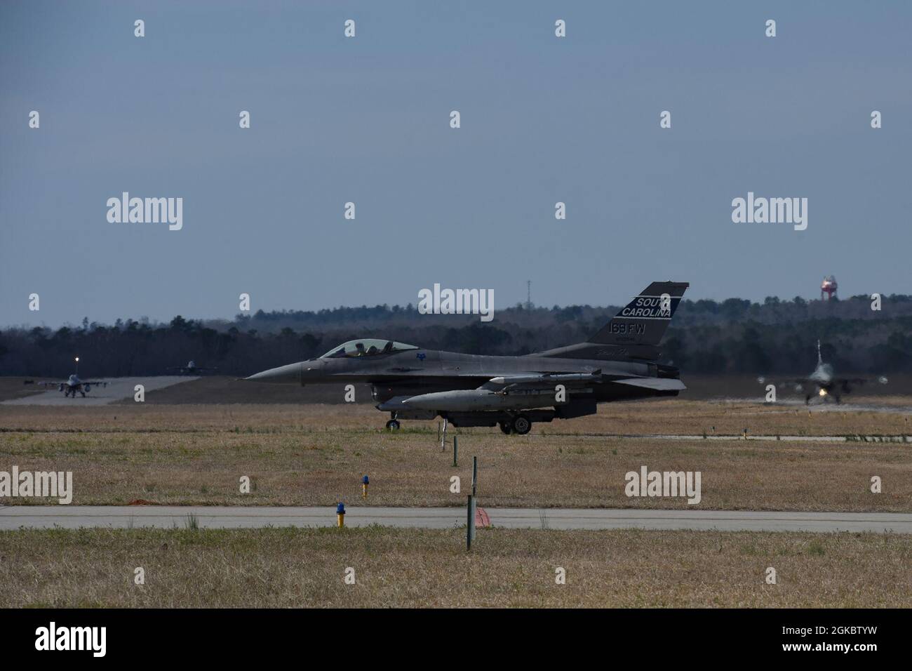 Die F-16 Kampfjets der US-Luftwaffe gegen Falcon, die dem 169. Kampfflügel der South Carolina Air National Guard zugewiesen wurden, kehren nach Abschluss einer Trainingsmission am 6. März 2021 zur McEntire Joint National Guard Base, South Carolina, zurück. Stockfoto