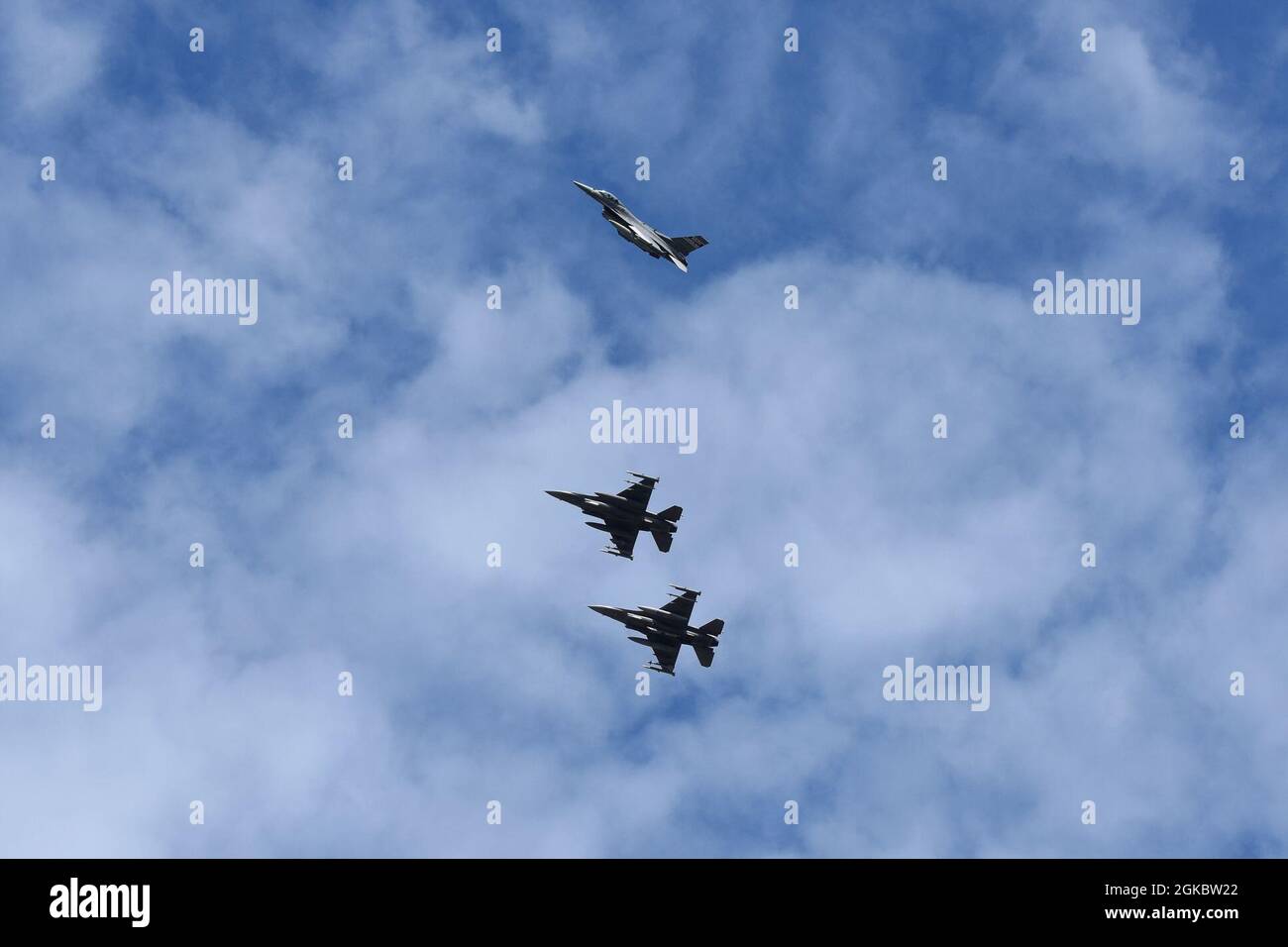 Die F-16 Kampfjets der US-Luftwaffe gegen Falcon, die dem 169. Kampfflügel der South Carolina Air National Guard zugewiesen wurden, kehren nach Abschluss einer Trainingsmission am 6. März 2021 zur McEntire Joint National Guard Base, South Carolina, zurück. Stockfoto