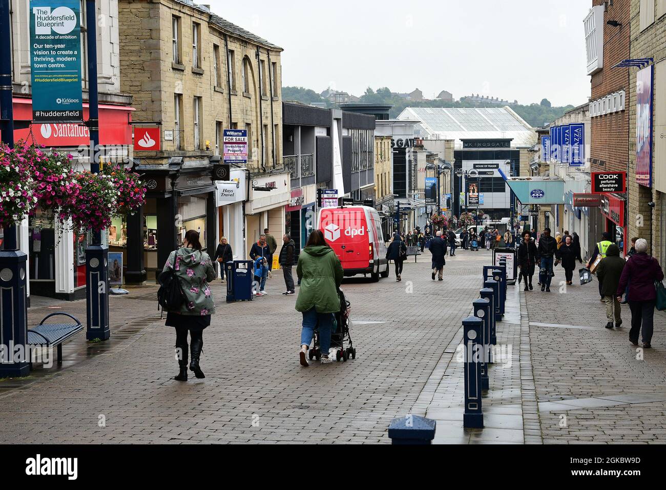 Huddersfield, Yorkshire, Großbritannien. 14. September 2021. Shopper in Huddersfield zwischen den Duschen. RASQ Photography/Alamy Live News Stockfoto