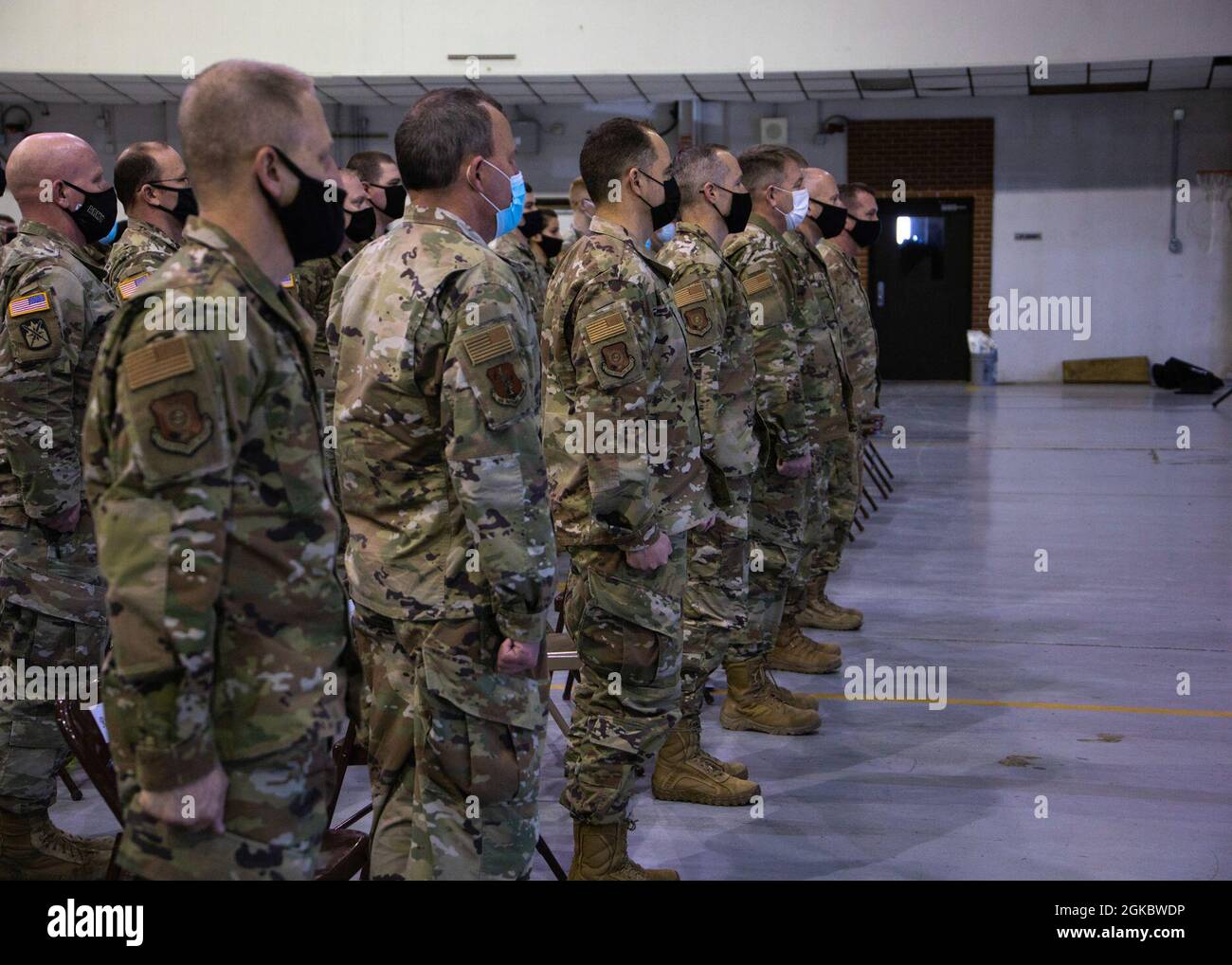 Mitglieder der South Dakota National Guard nehmen an einer Dankeszeremonie für die Teilnahme an der Call Center-Mission am 7. März 2021 im Joe Foss Field, South Dakota, Teil. Soldaten und Luftwaffe aus 33 verschiedenen Einheiten der Nationalgarde kamen zusammen, um sechs Tage die Woche für das Gesundheitsministerium zu arbeiten. Stockfoto