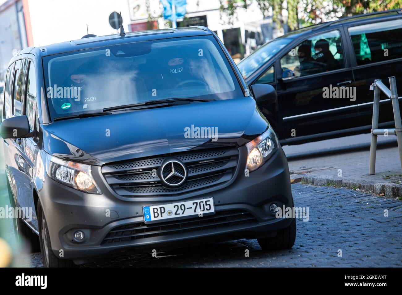 Berlin, Deutschland. September 2021. Polizeiautos fahren auf dem Gelände des Dong Xuan Zentrums. Die Polizei in Berlin hat eine vietnamesisch-deutsche Schmuggelbande überfallen. Quelle: Christophe Gateau/dpa/Alamy Live News Stockfoto