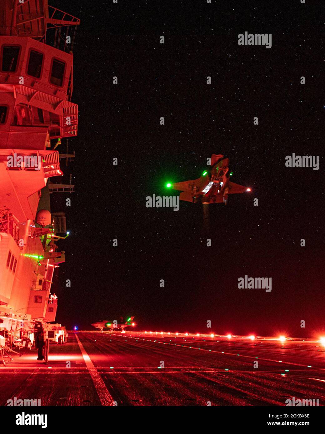 WESTERN ATLANTIC OCEAN (7. März 2021) F-35 Testpiloten US Marine Maj. Brad Leeman, BF-05, und British Royal Navy LT. Cmdr. Barry Pilkington, BF-19, führt Nachtbeleuchtungsflüge in den Varianten des Schnellstartflugzeugs F-35B und der vertikalen Landung (STOVL) an Bord des italienischen Flugzeugträgers ITS Cavour (CVH 550) durch. Die Piloten des Lufttest- und Evaluierungs-Squadron (VX) 23 werden mit der F-35 Patuxent River Integrated Test Force (ITF) für Seeversuche auf dem italienischen Flaggschiff der Marine hier an Bord genommen. Cavour befindet sich in der ersten Phase seiner „Ready for Operations“-Kampagne, um die Verwendung der fünften Generation von Abb. Stockfoto