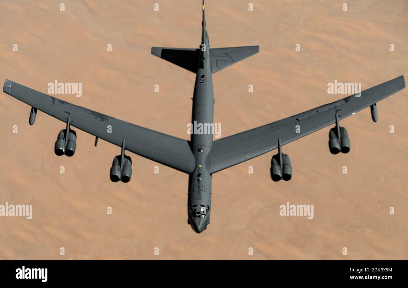 Ein Stratofortress-Flugzeug der US Air Force B-52 bereitet sich auf den Abflug vor, nachdem es während einer Bomber-Task-Force-Mission über den Zuständigkeitsbereich des US Central Command am 7. März 2021 Kraftstoff von einem KC-10 Extender-Flugzeug erhalten hat. Der Bombereinsatz unterstreicht das Engagement des US-Militärs für die regionale Sicherheit und zeigt eine einzigartige Fähigkeit, kurzfristig schnell eingesetzt zu werden. Der B-52 ist ein schwerer Langstreckenbomber, der in der Lage ist, mit hohen Unterschallgeschwindigkeiten in Höhen von bis zu 50,000 Fuß zu fliegen und den Vereinigten Staaten eine globale Schlagkraft zu bieten. Stockfoto