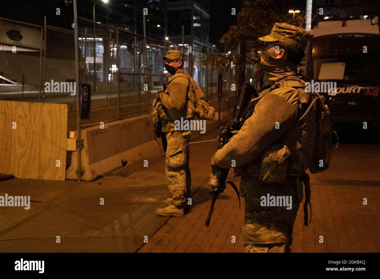 Soldaten der Minnesota National Guard eingerichtet, um Sicherheit am Hennepin County Government Center in Minneapolis, 7. März 2021. Die Soldaten unterstützen Strafverfolgungsbeamte beim Schutz von Leben und Eigentum und sorgen für die Fähigkeit, während des Prozesses gegen den ehemaligen Minneapolis-Polizeibeamten Derek Chauvin friedlich zu protestieren. Stockfoto