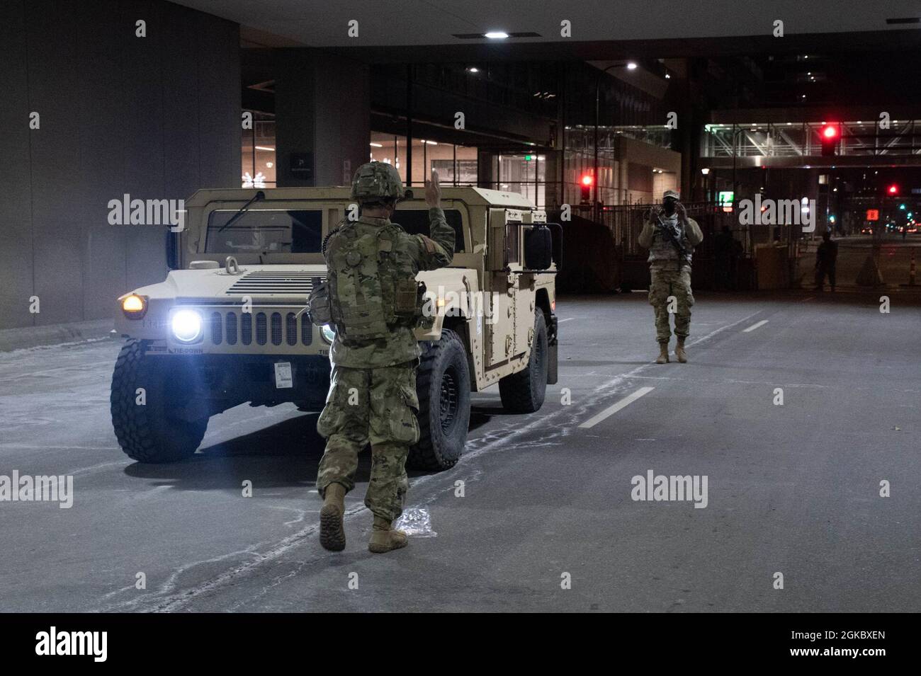Soldaten der Minnesota National Guard eingerichtet, um Sicherheit am Hennepin County Government Center in Minneapolis, 7. März 2021. Die Soldaten unterstützen Strafverfolgungsbeamte beim Schutz von Leben und Eigentum und sorgen für die Fähigkeit, während des Prozesses gegen den ehemaligen Minneapolis-Polizeibeamten Derek Chauvin friedlich zu protestieren. Stockfoto