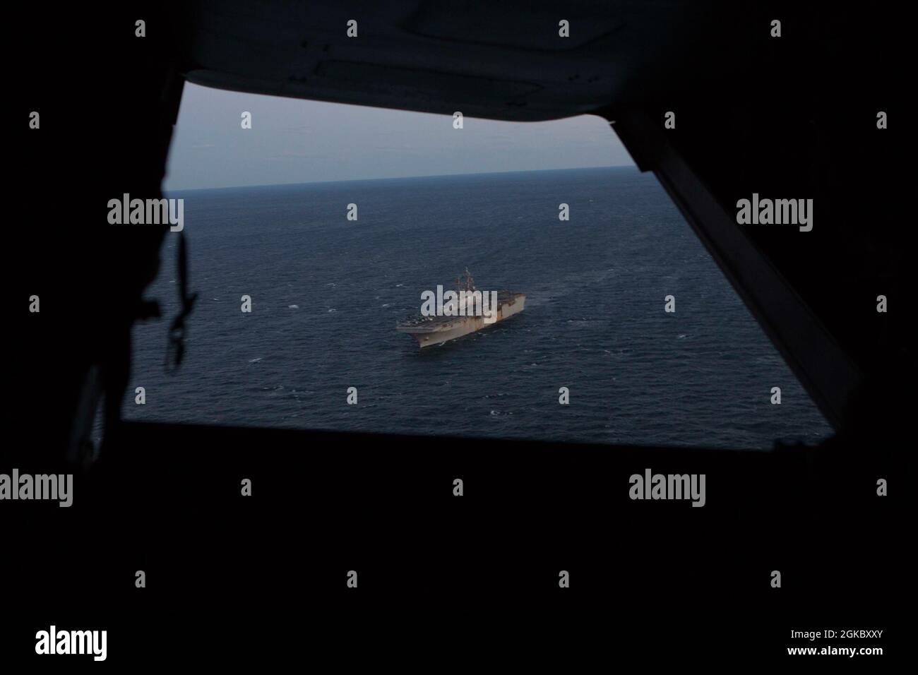 Ein MV-22 Osprey verlässt die USS Iwo Jima während der Composit Unit Training Exercise (COMPUTEX) am 6. März 2021. COMPTUEX ist eine einmonatige Trainingsveranstaltung, die die Fähigkeiten der MEU im Hinblick auf das gesamte Spektrum militärischer Operationen testen soll. Stockfoto