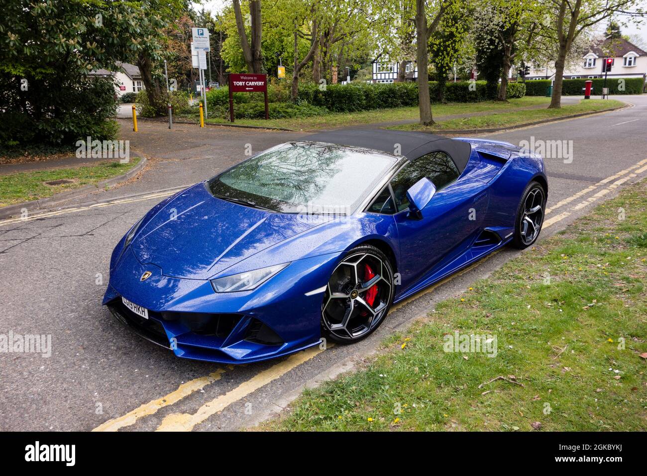Blue Lamborghini geparkt auf doppelten gelben Linien, Großbritannien Stockfoto