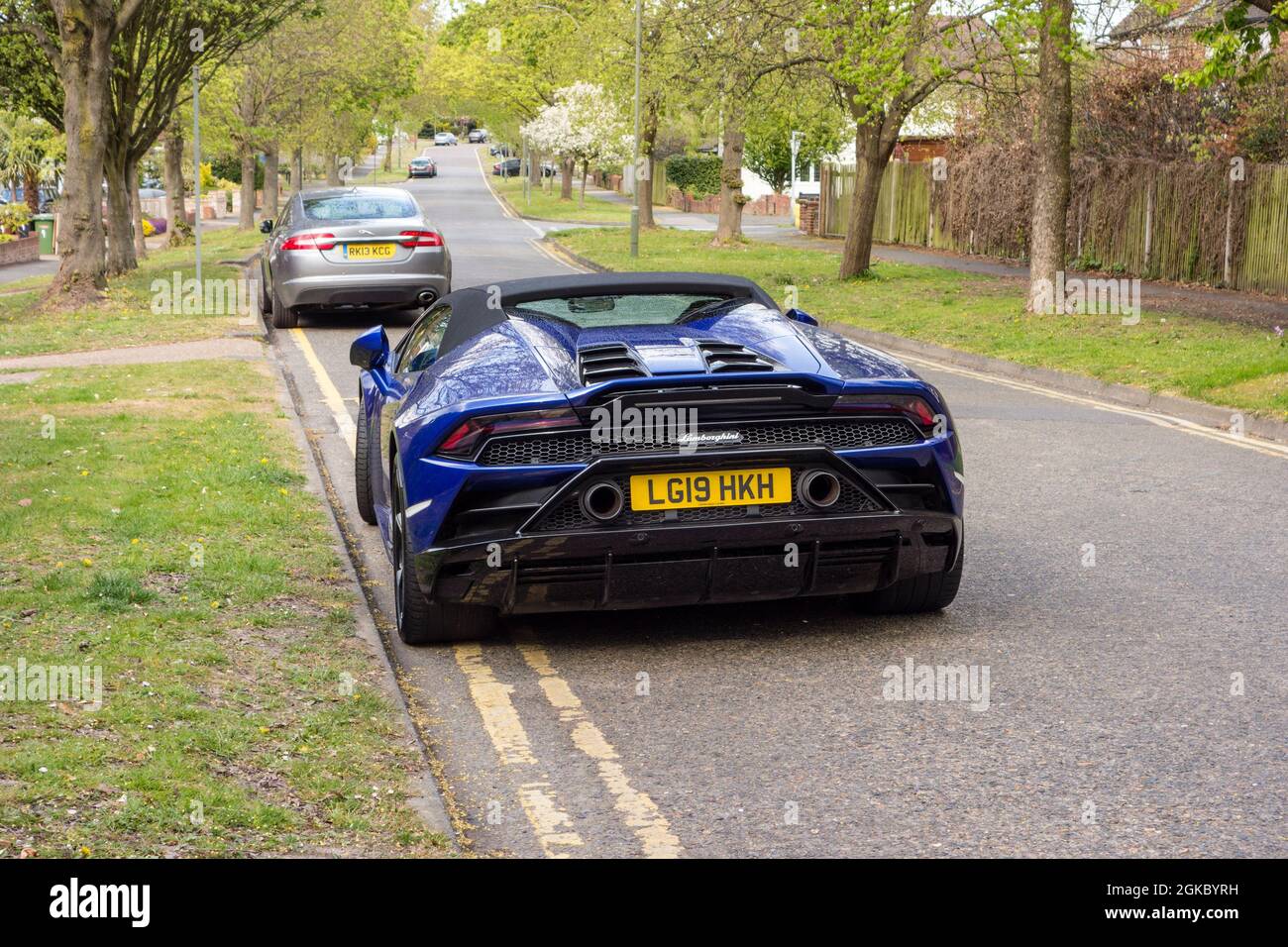 Blue Lamborghini geparkt auf doppelten gelben Linien, Großbritannien Stockfoto