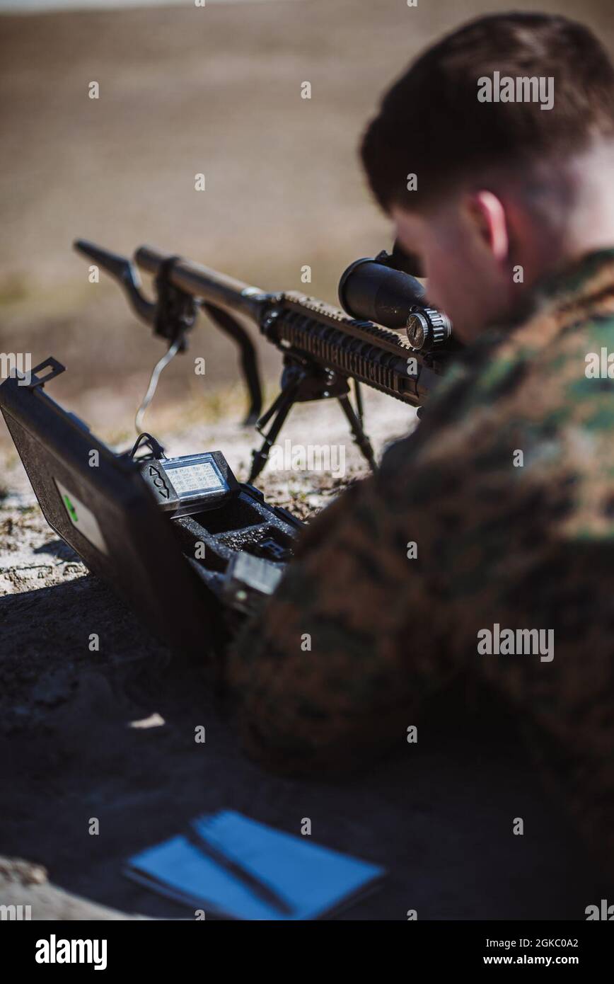 2D Marine Division, ein US-Marine mit 2d Reconnaissance Bataillon (2d Reconn Bn.), überprüft seine Ausrüstung, bevor sie auf den Bereich G-12, Camp Lejeune, N.C., 8. März 2021 feuerte. 2d Recon Bn. Und Royal Dutch Marines mit 32. Raiding Squadron nutzten die Palette für Scharfschützentraining während der Übung Caribbean Urban Warrior, eine bilaterale Trainingsentwicklung, die die Interoperabilität zwischen den beiden Ländern in verschiedenen Umgebungen erhöht. Stockfoto