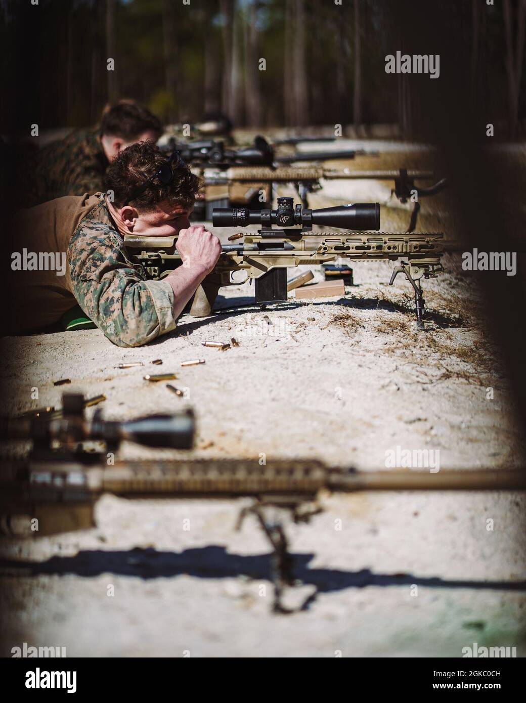 Eine US Marine mit 2d Reconnaissance Bataillon (2d Reconn Bn.), 2d Marine Division, führt eine neue Runde auf Range G-12, Camp Lejeune, N.C., 8. März 2021 durch. 2d Recon Bn. Und Royal Dutch Marines mit 32. Raiding Squadron nutzten die Palette für Scharfschützentraining während der Übung Caribbean Urban Warrior, eine bilaterale Trainingsentwicklung, die die Interoperabilität zwischen den beiden Ländern in verschiedenen Umgebungen erhöht. Stockfoto