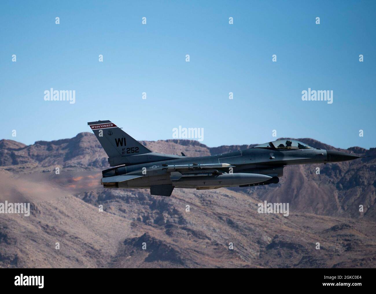 Eine F-16 Fighting Falcon aus dem 176. Jagdgeschwader nimmt am 8. März 2021 auf dem Luftwaffenstützpunkt Nellis, Nevada, den Flug für die Rote Flagge 21-2 an. Die RF 21-2 umfasst 2,500 Teilnehmer aus allen Teilen der USA sowie aus Schweden, Singapur und sieben NATO-Mitgliedsstaaten. Stockfoto