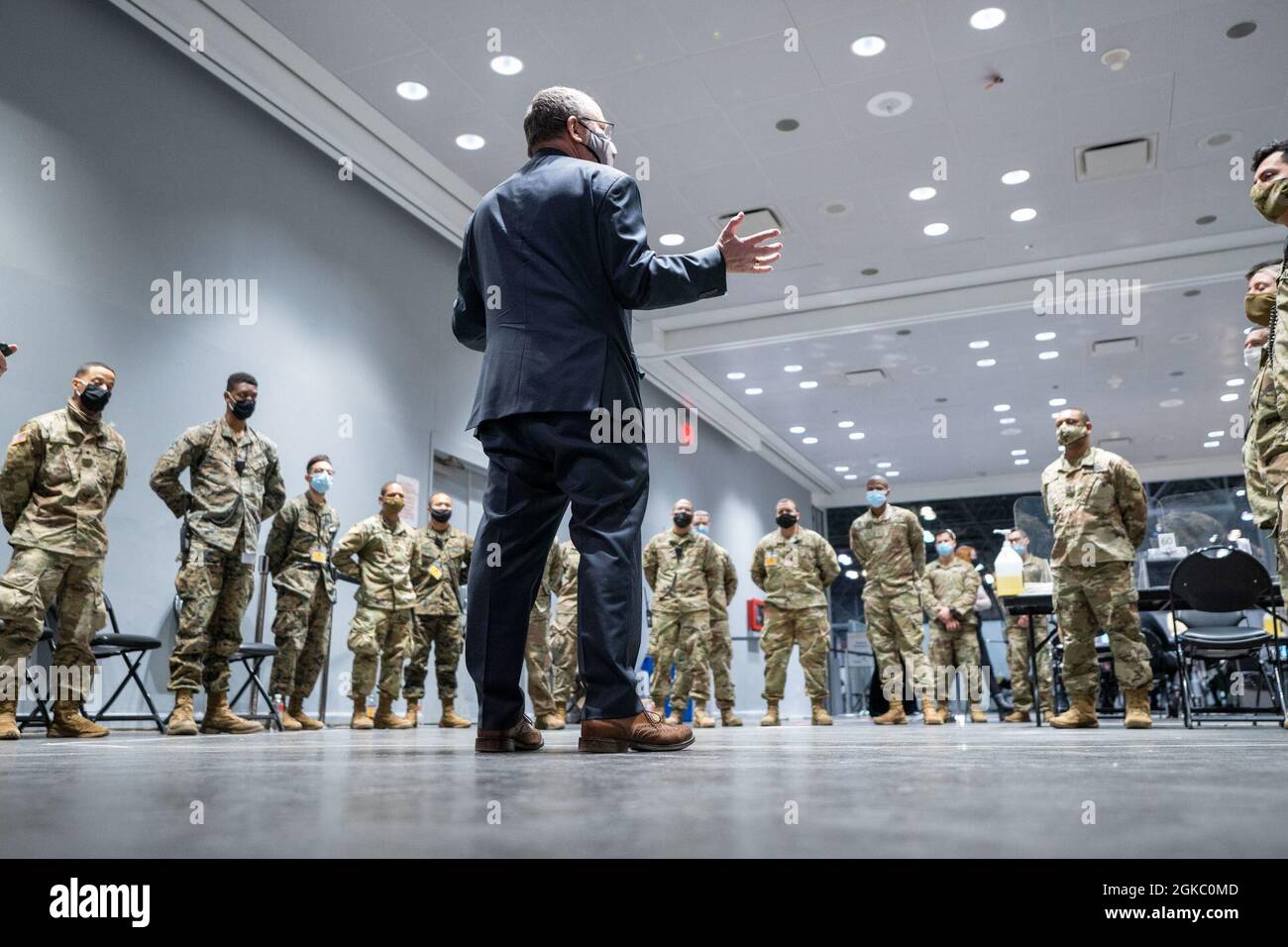 Steven A. Castleton, ziviler Berater des Sekretärs der Armee New York (Süd), und James Hendon, Kommissar des New Yorker Dienstministeriums für Veteranen, Besuchen Sie die Dienstmitglieder und die staatlichen Partner zur nächtlichen Schicht zur Unterstützung der staatlichen Bemühungen zur Bereitstellung von Massen-COVID-19-Impfungen, die vom New Yorker Gesundheitsministerium im Javits Convention Center in Manhattan, New York, am 08. März 2021 durchgeführt werden. Castleton stellte Dienstmitgliedern und zivilen Staatspartnern eine Challenge Coin zu Ehren ihres Dienstes an New York vor. Die Nationalgarde hat Hunderte von Stockfoto