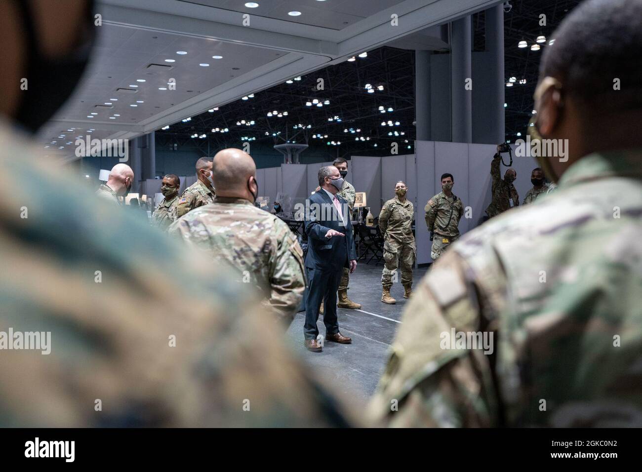 Steven A. Castleton, ziviler Berater des Sekretärs der Armee New York (Süd), und James Hendon, Kommissar des New Yorker Dienstministeriums für Veteranen, Besuchen Sie die Dienstmitglieder und die staatlichen Partner zur nächtlichen Schicht zur Unterstützung der staatlichen Bemühungen zur Bereitstellung von Massen-COVID-19-Impfungen, die vom New Yorker Gesundheitsministerium im Javits Convention Center in Manhattan, New York, am 08. März 2021 durchgeführt werden. Castleton stellte Dienstmitgliedern und zivilen Staatspartnern eine Challenge Coin zu Ehren ihres Dienstes an New York vor. Die Nationalgarde hat Hunderte von Stockfoto