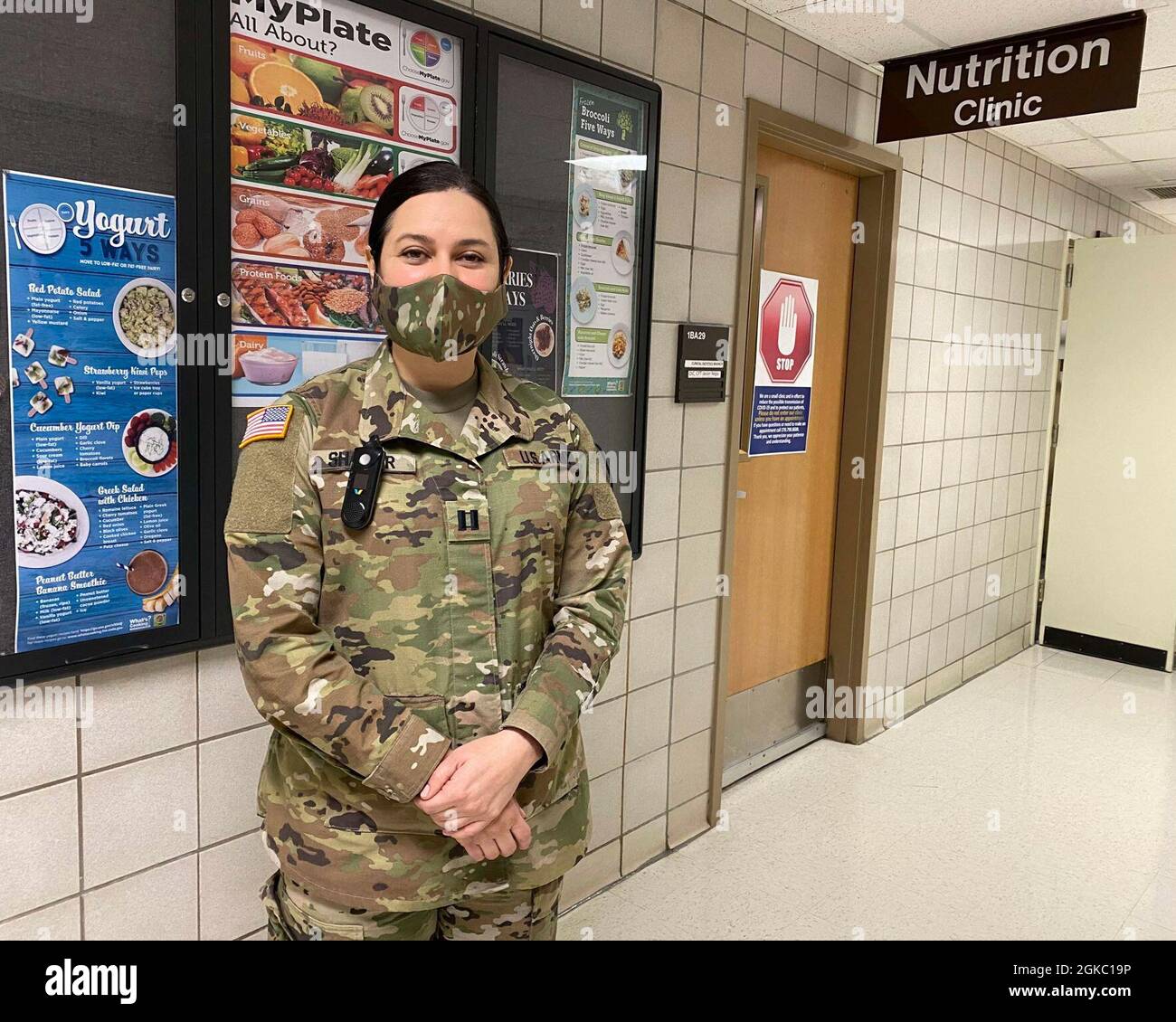 Die US-Armee-Diätetikerin Capt. Melissa Shaffer ist eine eingetragene Diätetikerin und zertifizierte Ernährungsärztin im Blanchfield Army Community Hospital, Fort Campbell, Kentucky. Vor kurzem musste Shaffer einen speziellen Diätplan für einen Patienten im Krankenhaus erstellen, der sediert wurde und einen Monat lang mit COVID-19 auf einem Beatmungsgerät stand. Da beatmete Patienten nicht schlucken können, verwendete Shaffer die enterale Röntgenröhre, um dem Patienten eine kontinuierliche Zufuhr einer ballaststofffreien, proteinreichen Formel mit Nahrungsergänzungsmitteln zur Verfügung zu stellen, um seinen Ernährungsbedarf zu decken. Als sich der Patient verbesserte und vom Beatmungsgerät abkam, hatte er die Fähigkeit verloren Stockfoto