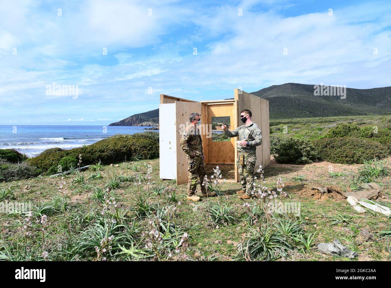 Links, Soldat der italienischen Armee LGT. Alessandro Cavallaro Verbindungsoffizier, G3-Zweigstelle SETAF Ederle, Vicenza und U.S. Army Cpt. Trey N. Kensing, Planbeauftragter des HHC, 1. Bataillon, 503. Infanterie-Regiment, 173. Luftbrigade, spricht während der Rezitation auf dem italienischen Trainingsgelände vor der Übung Eagle Pangea, Capo Teulada, Sardinien, Italien 9. März 2021 unter Covid-19-Präventionsbedingungen. Übung Eagle Pangea ist ein 1-503. TRAINING IN Squad Live Fire and Platoon External Evaluation Event. Die 173. Airborne Brigade ist die Krisenreaktionstruppe der US-Armee in Europa, die pro-fähig ist Stockfoto